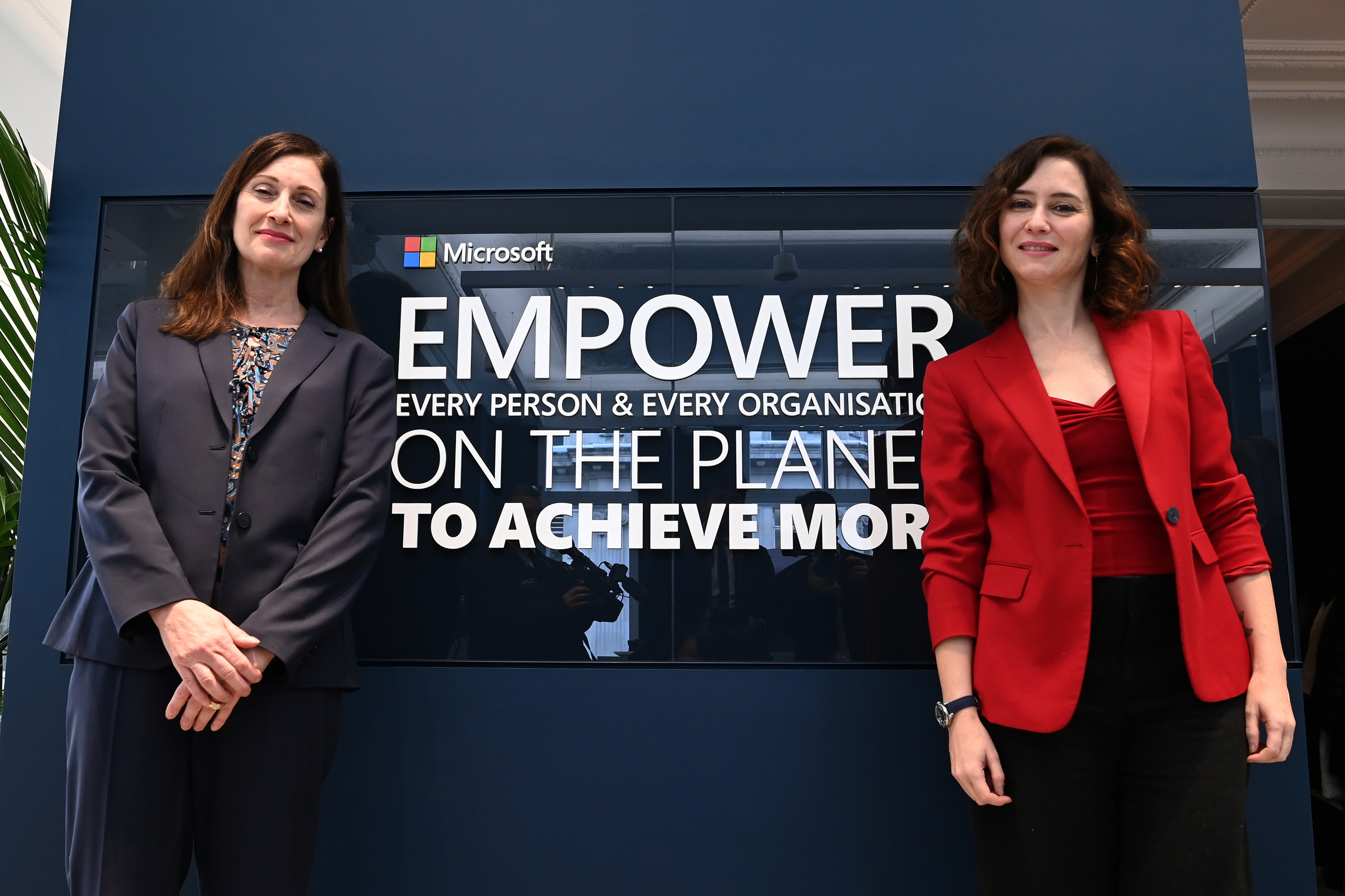 Daz Ayuso y Cindy Rose, la presidenta de Microsoft Europa, durante la visita de la presidenta regional a la sede de la compaa en Londres.