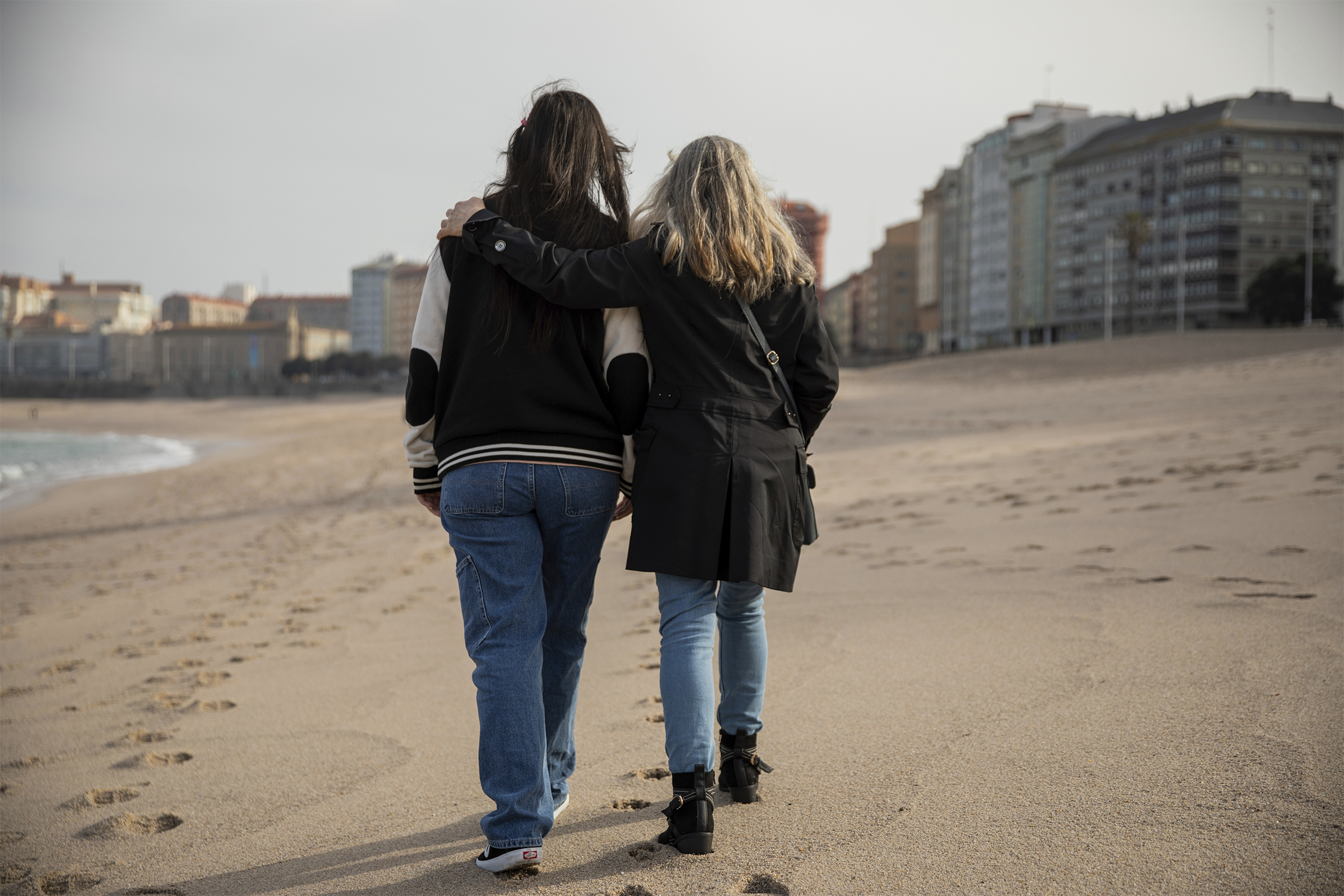 Susana Domínguez, junto con su madre, en la playa de Riazor, en A Coruña.