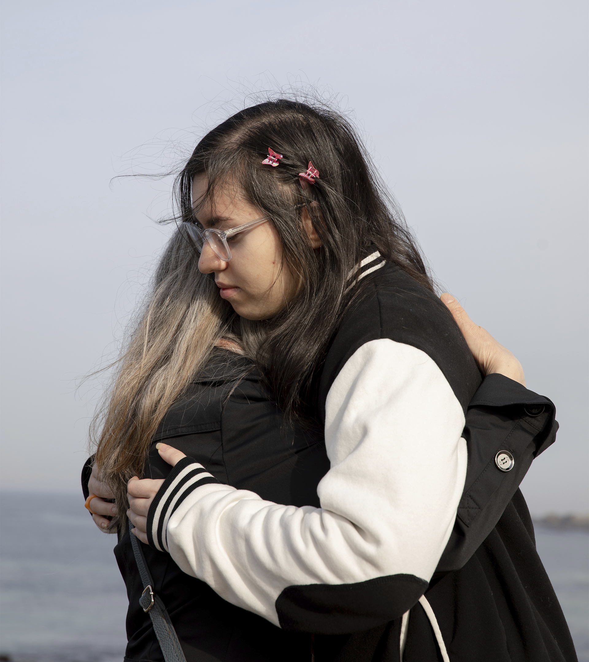 Susana Domínguez se abraza a su madre, en A Coruña, el lunes de esta semana.