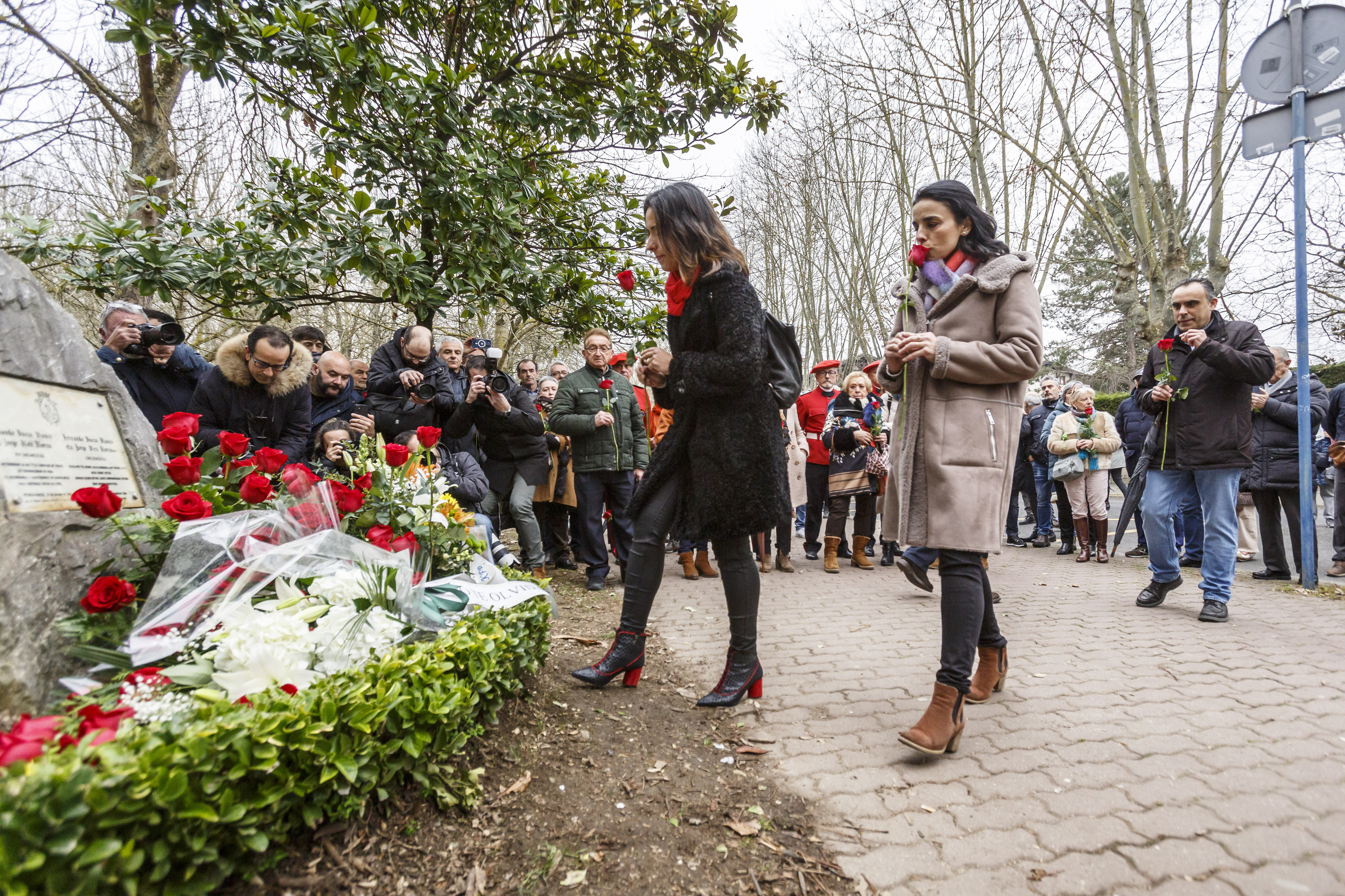 Los tres hijos de Fernando Buesa depositan rosas rojas en el monolito que recuerda al poltico y a su escolta Jorge Dez.