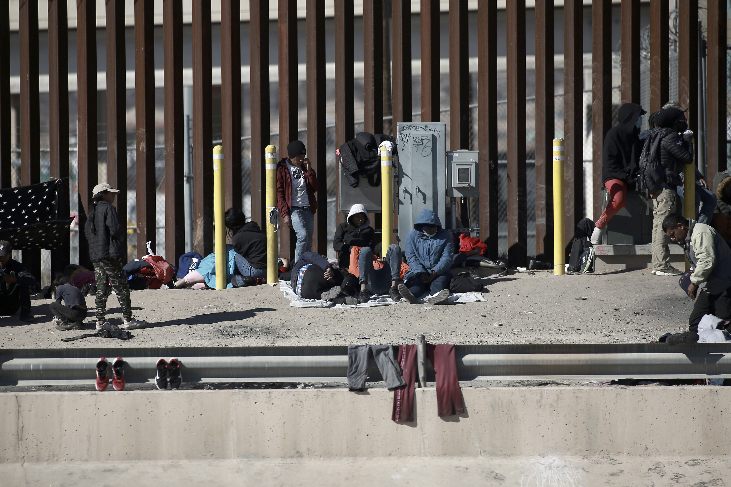Migrantes en la frontera entre México y EEUU, vista desde Ciudad Juárez.