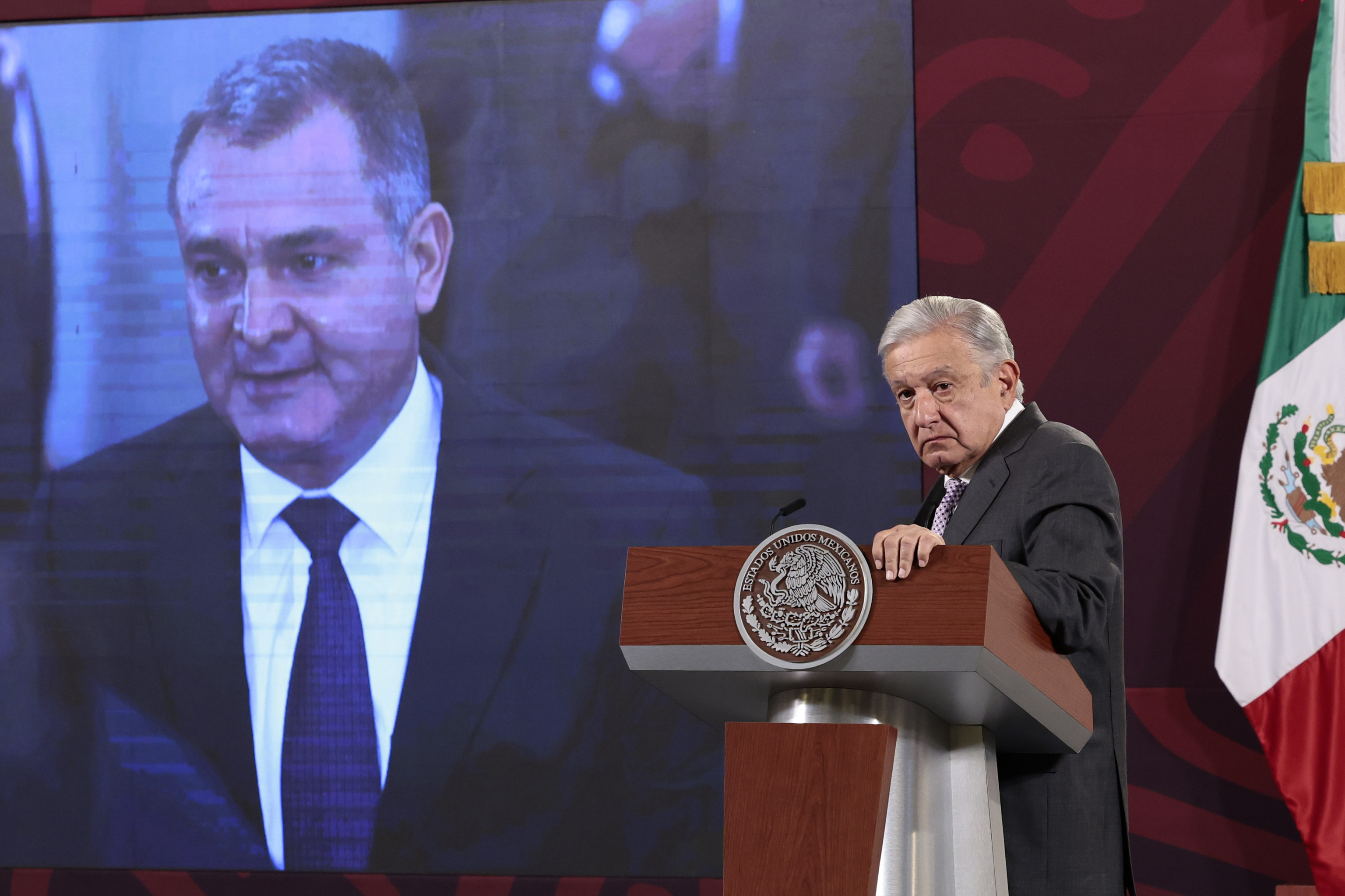 Andrés Manuel López Obrador, con una imagen de Genaro García Luna.