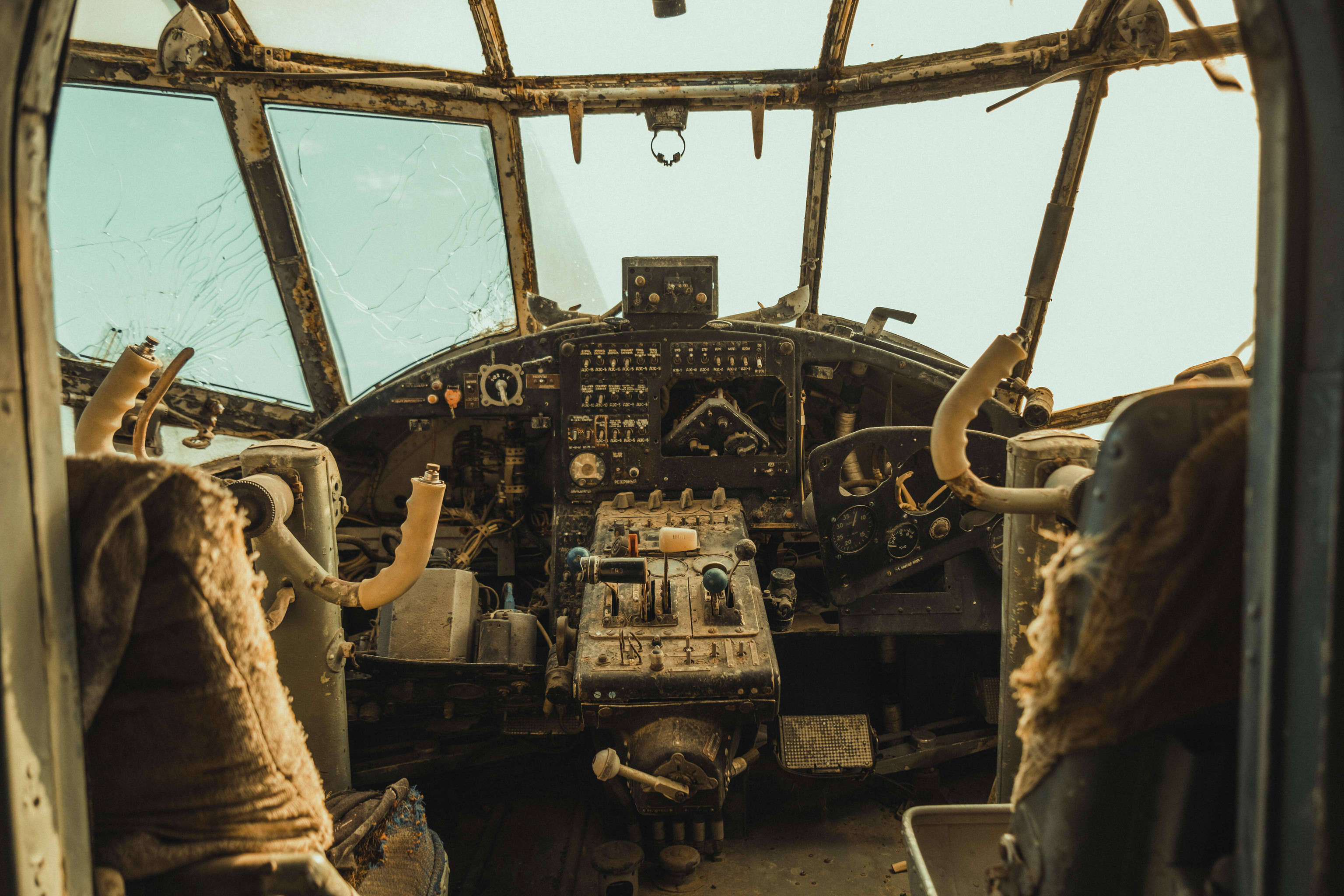 Interior de un avión abandonado por los rusos en Jersón.