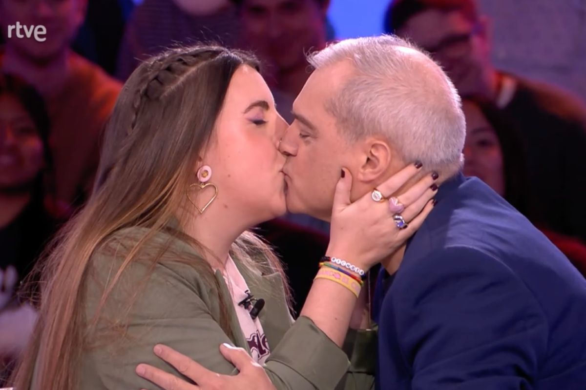Ramn Garca recibe un beso de Carolina Iglesias y recuerda las lesiones que haba en el Grand Prix