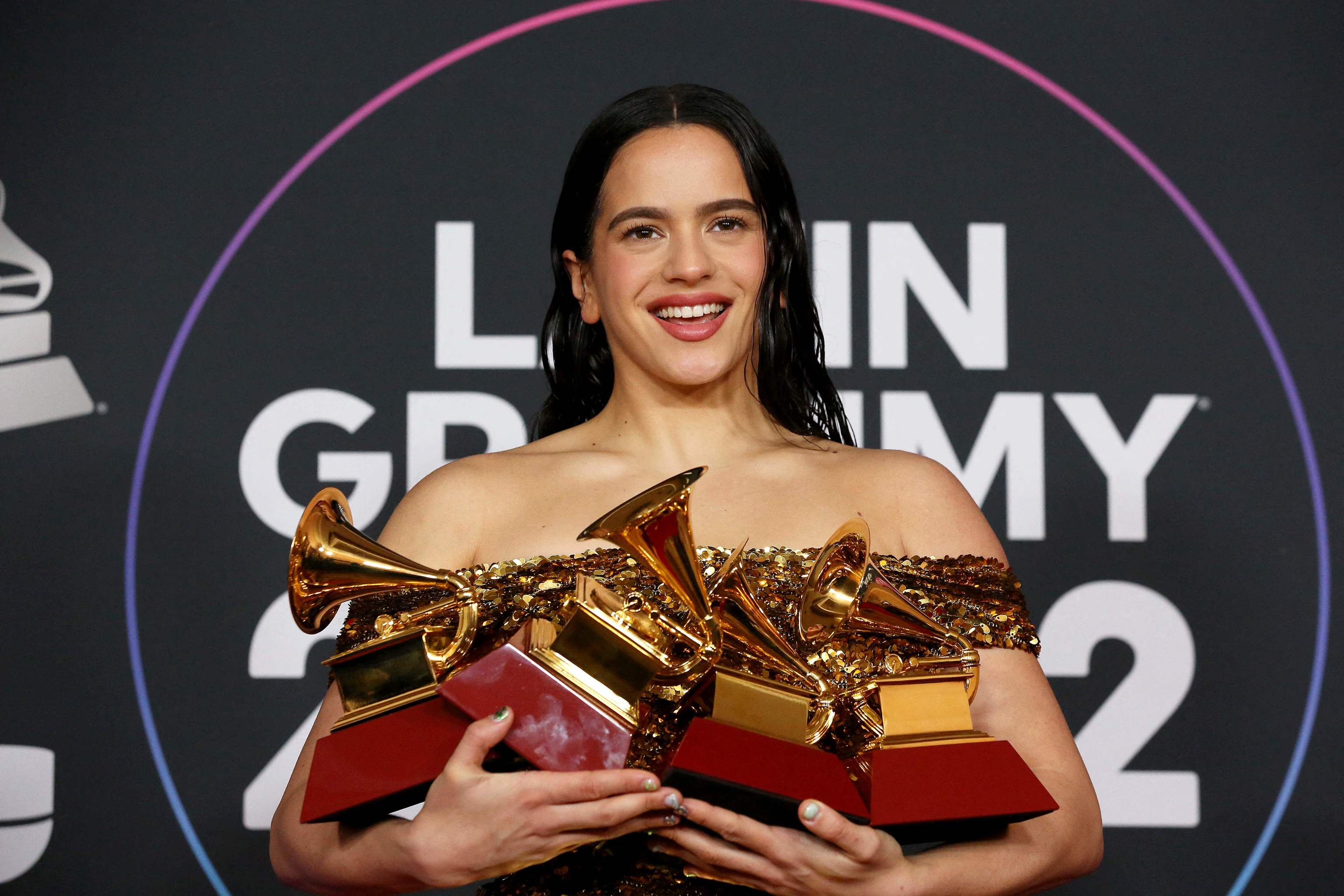 Rosala posando con los cuatro Grammy Latinos que consigui el pasado ao.