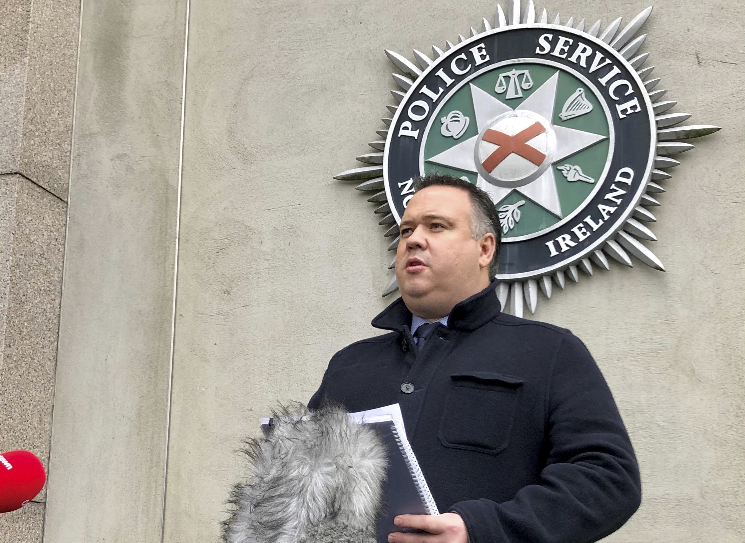 La policía apunta al Nuevo IRA por el tiroteo contra un ex policía en Irlanda del Norte