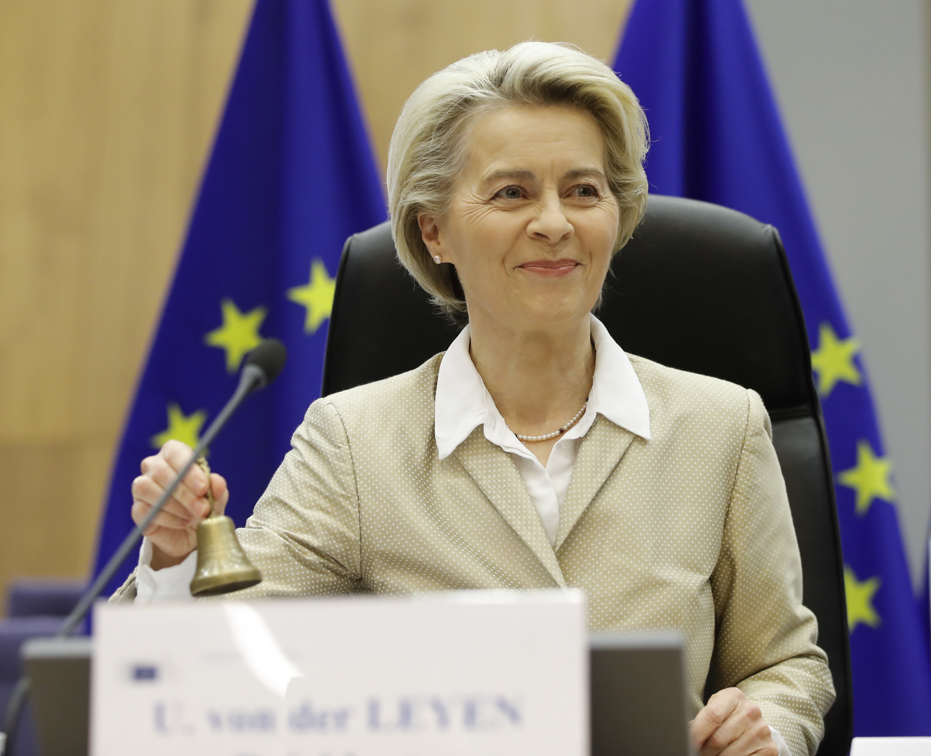 Ursula von der Leyen toca la campana al comienzo de una sesiónde la comisión Europea en Bruselas.