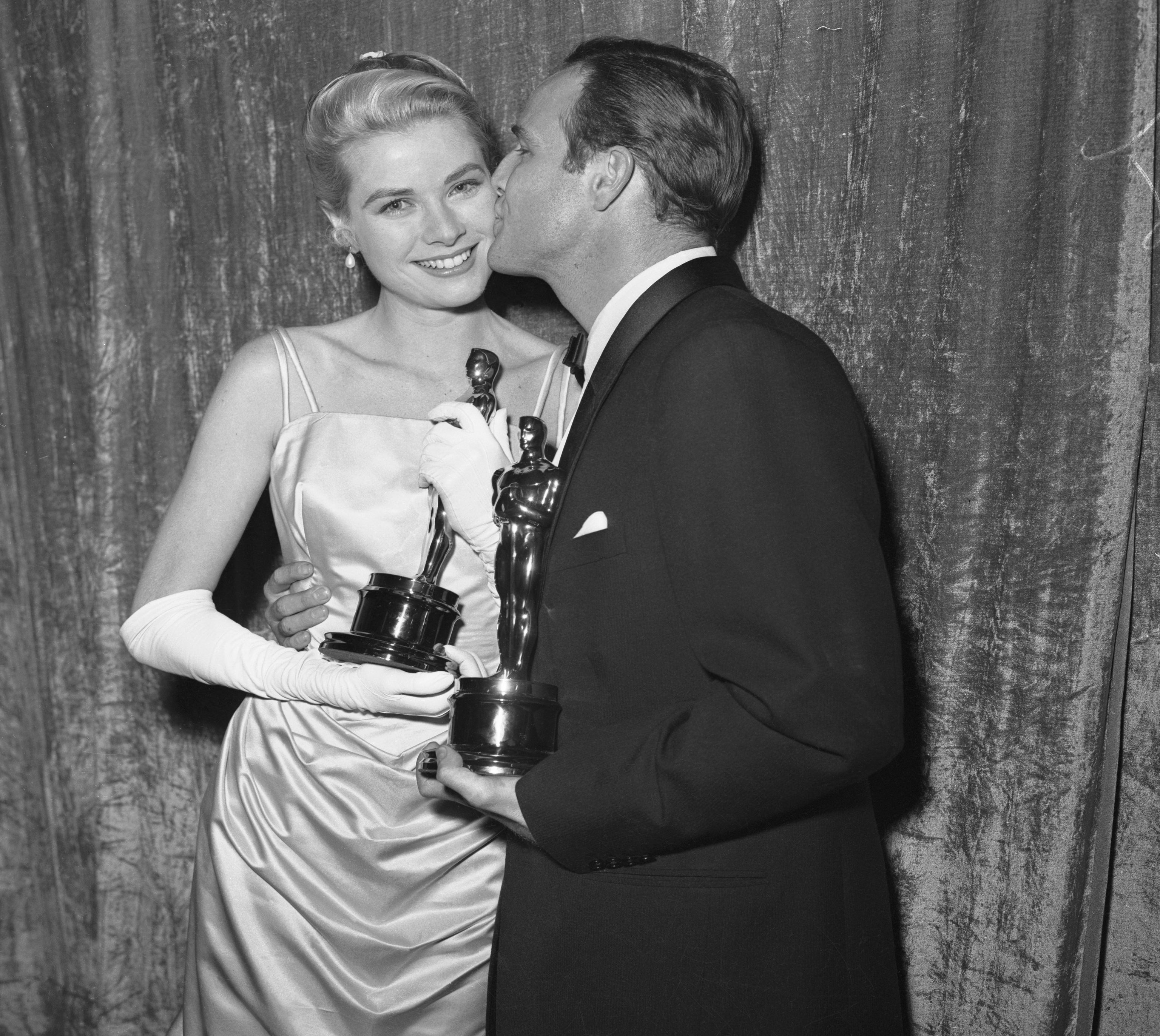 Grace Kelly y Marlon Brandon en la noche de los Oscar de 1954, cuando ambos consiguieron estatuilla.