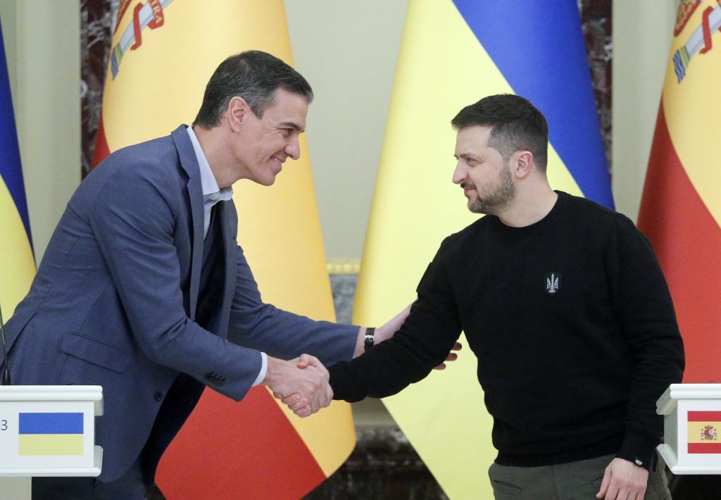 Sánchez saluda a Zelenski, tras su rueda de prensa conjunta en Kiev.