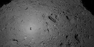 La sombra de la nave Hayabusa 2 sobre el asteroide Ryugu, en 2018.