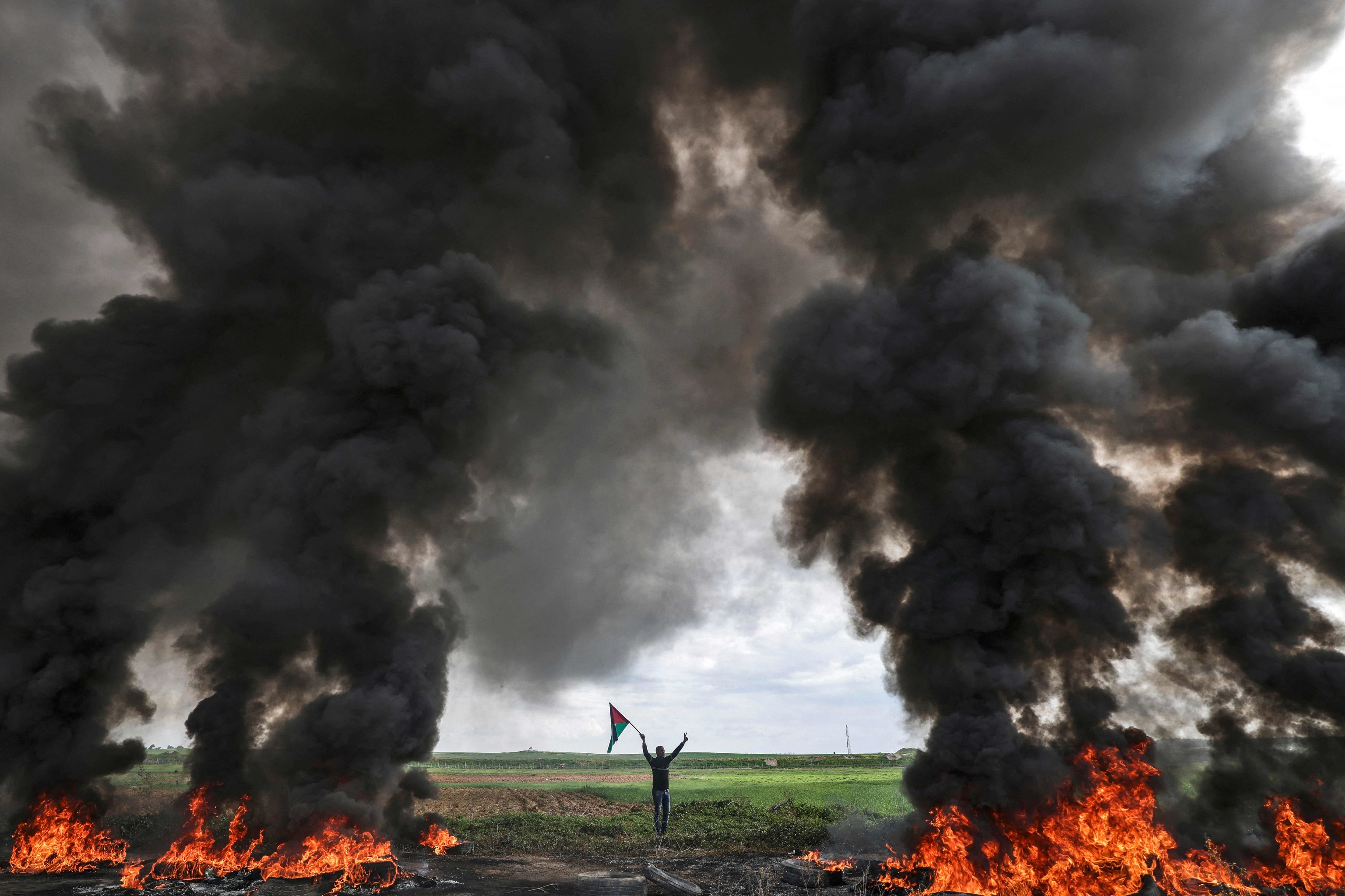 Jvenes palestinos queman neumticos en una protesta en la frontera de Gaza.