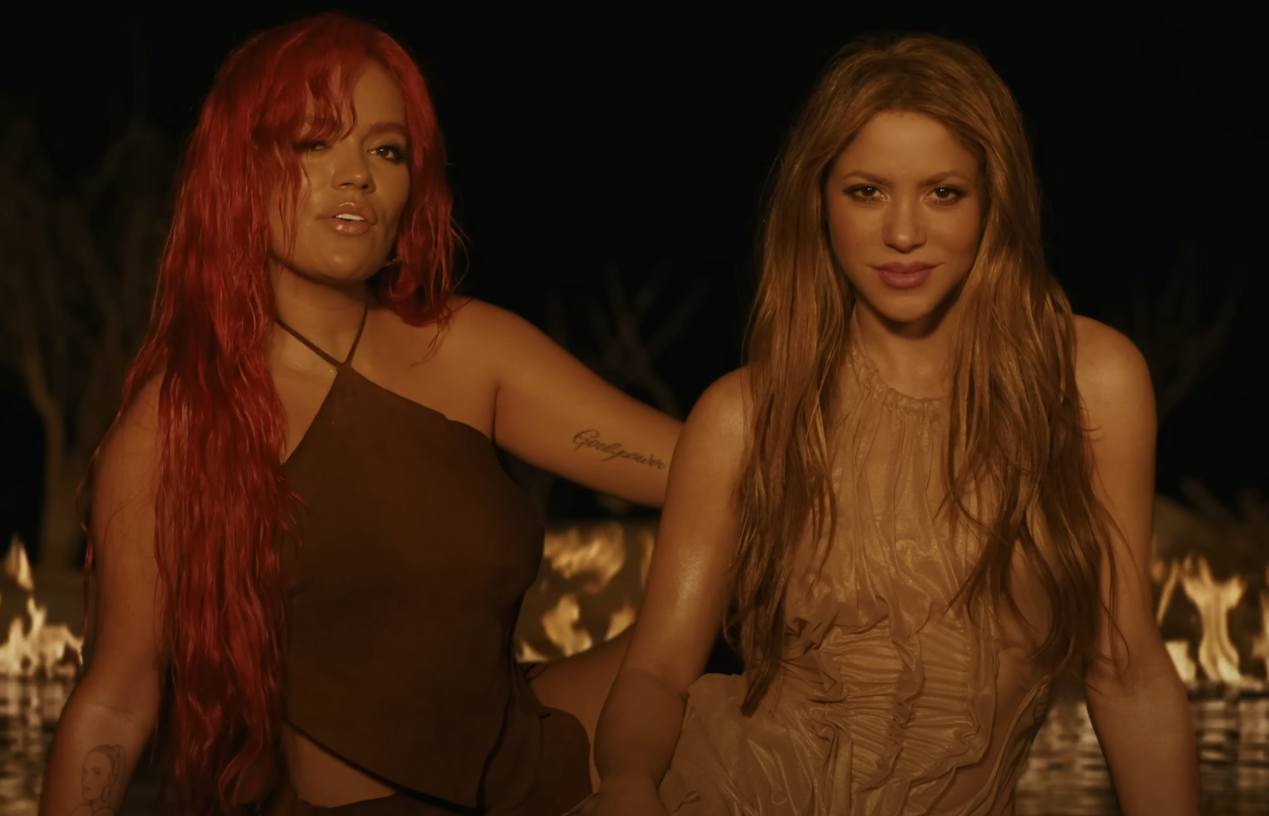 ALT: 8 looks rompedores de Shakira y Karol G en el vdeo de su nueva cancin con dardos a Piqu