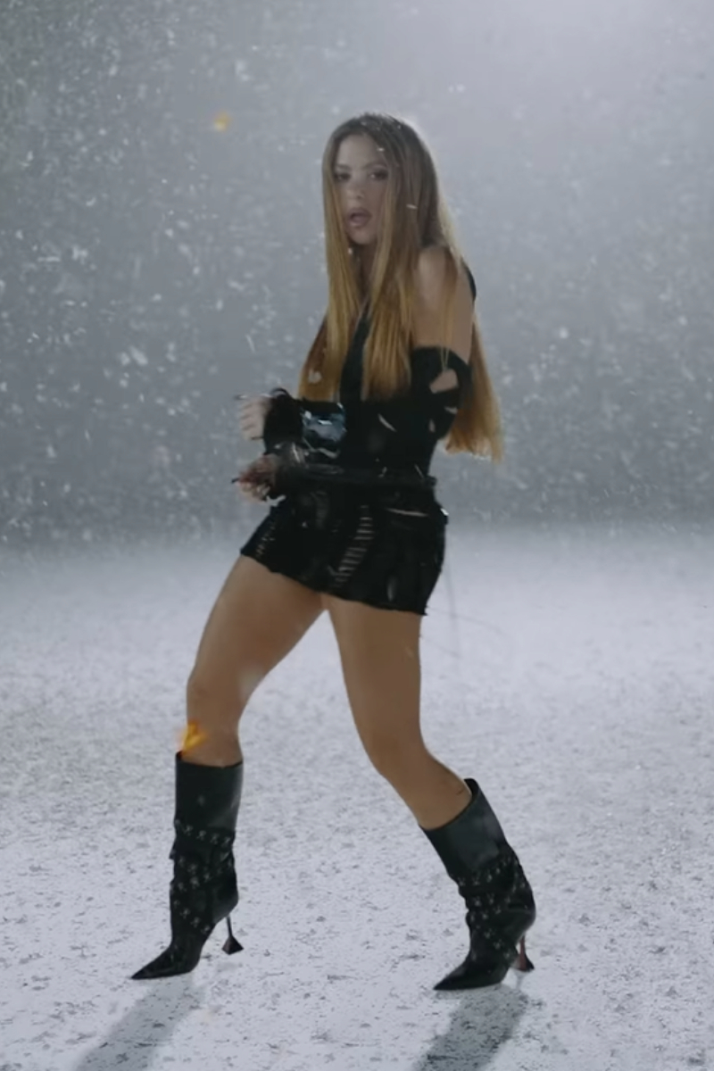 8 looks rompedores de Shakira y Karol G en el vídeo de su nueva canción con  dardos a Piqué | Actualidad