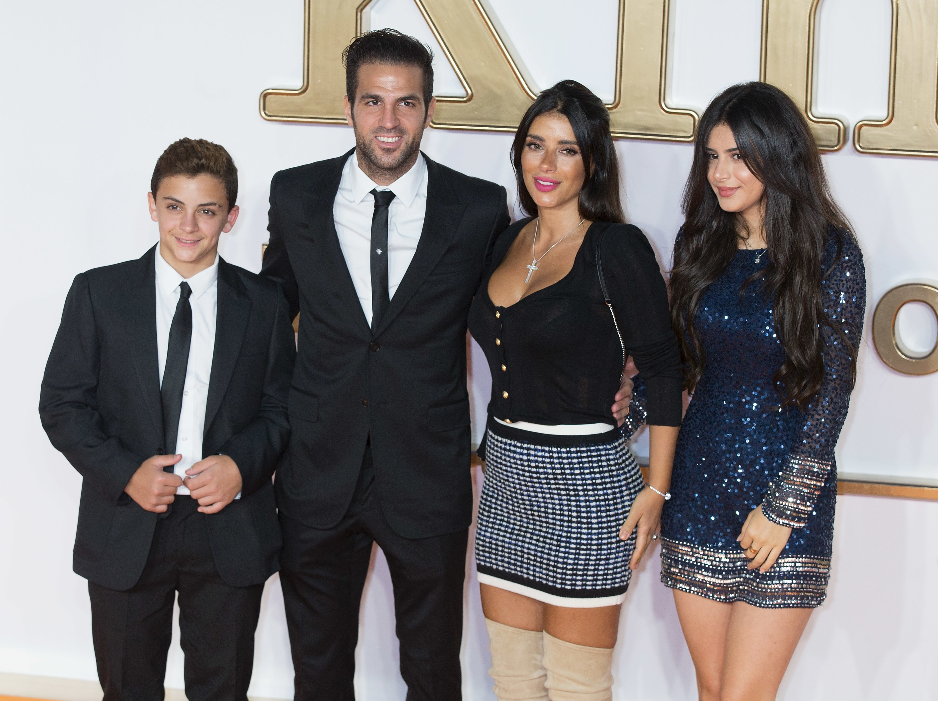 Cesc Fbregas con su esposa, Daniella Semaan y los dos hijos de sta, Maria y Joseph.