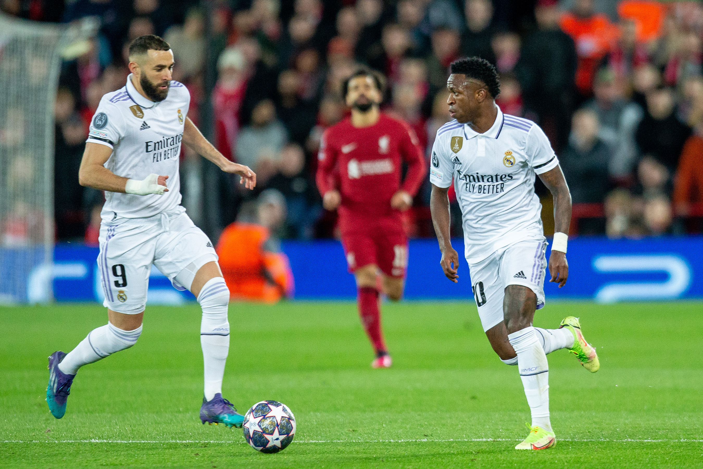 Benzema y Rodrygo preparando un ataque frente al Liverpool en el partido de la Champions League.