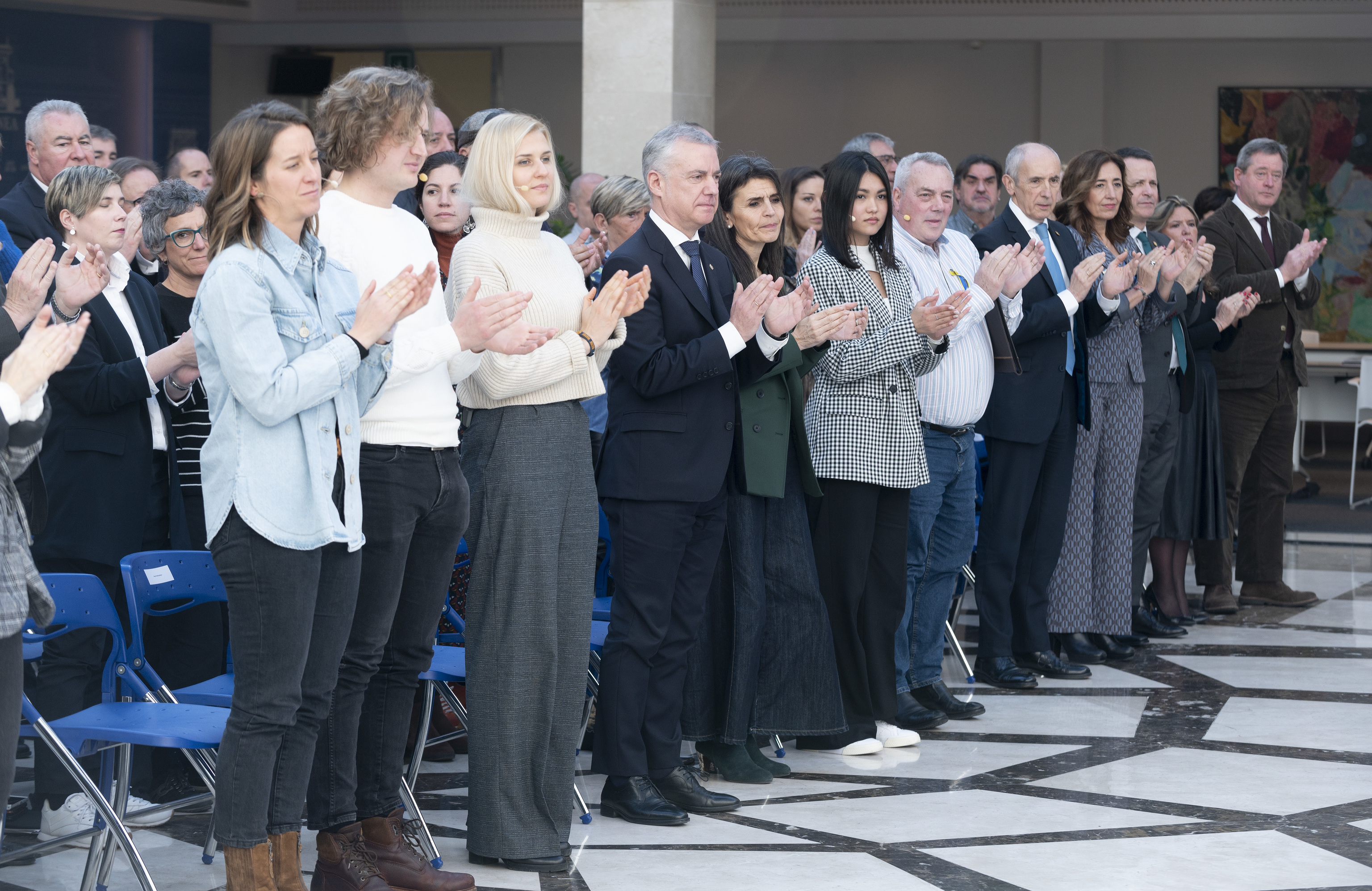 Urkullu con miembros de su gobierno e invitados aplauden durante el acto de apoyo a Ucrania celebrado en Lehendakaritza.