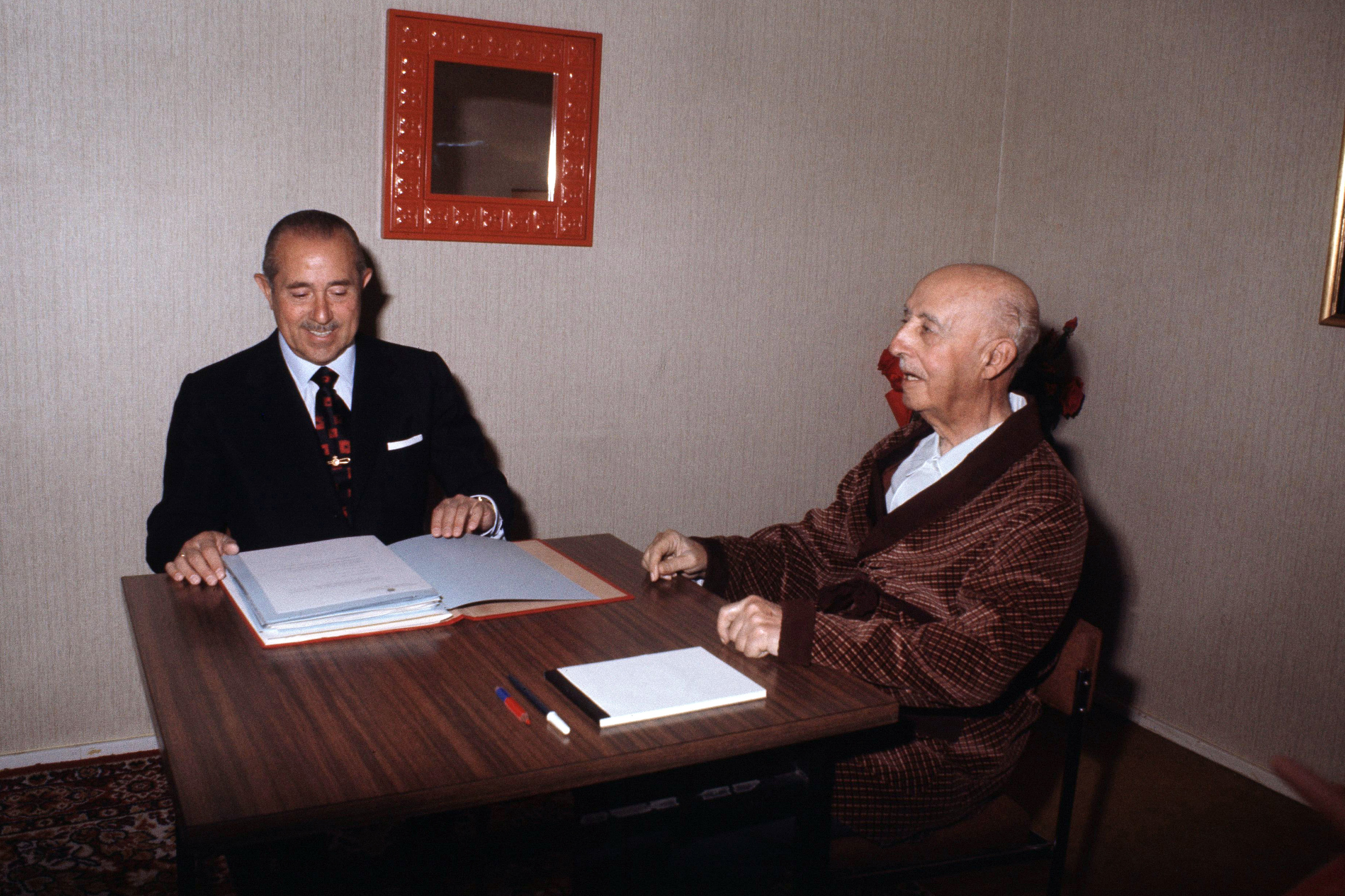 El poltico Carlos Arias Navarro junto a Francisco Franco en 1975