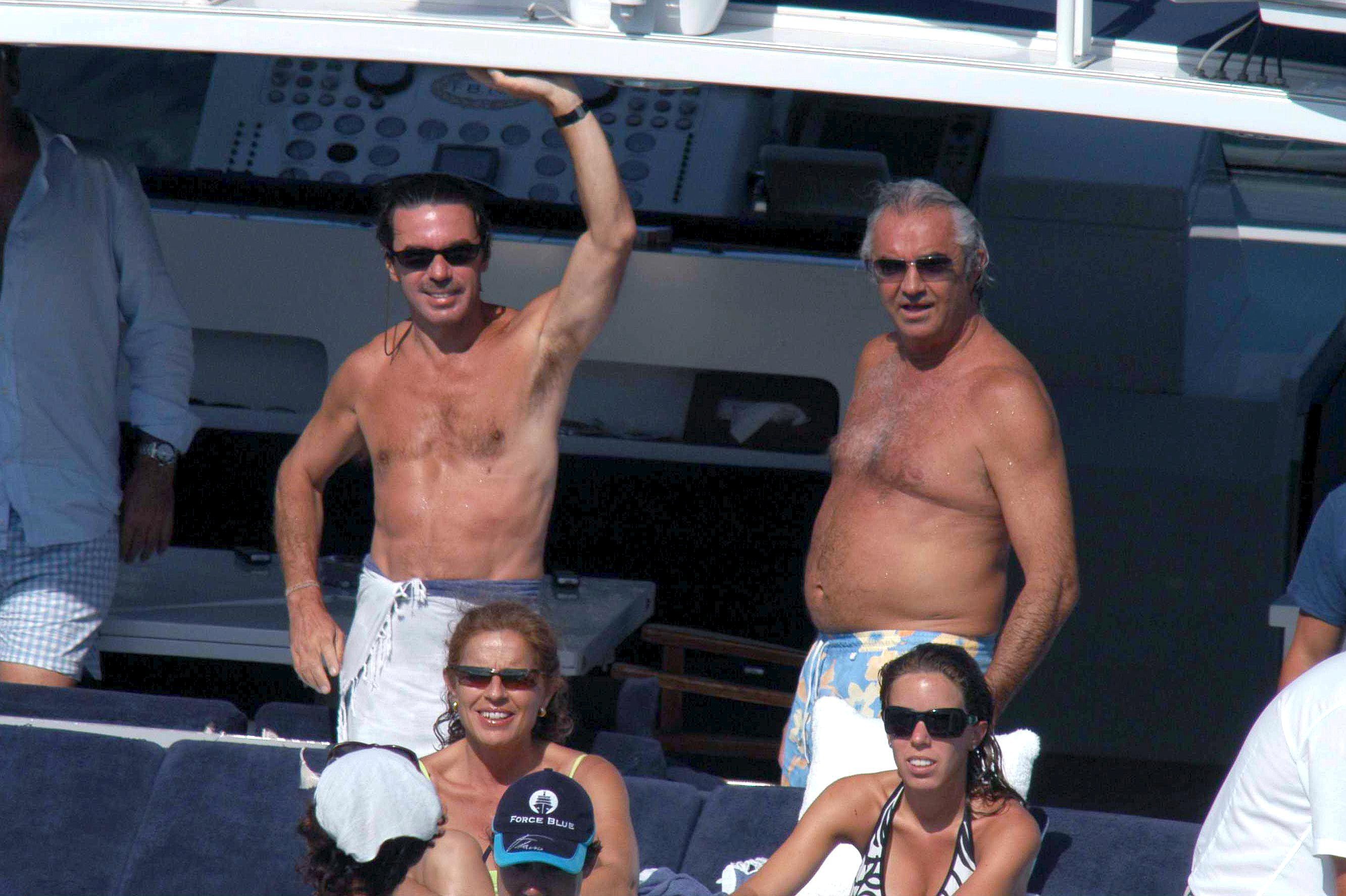 Sus abdominales al viento, con Briatore en 2009.