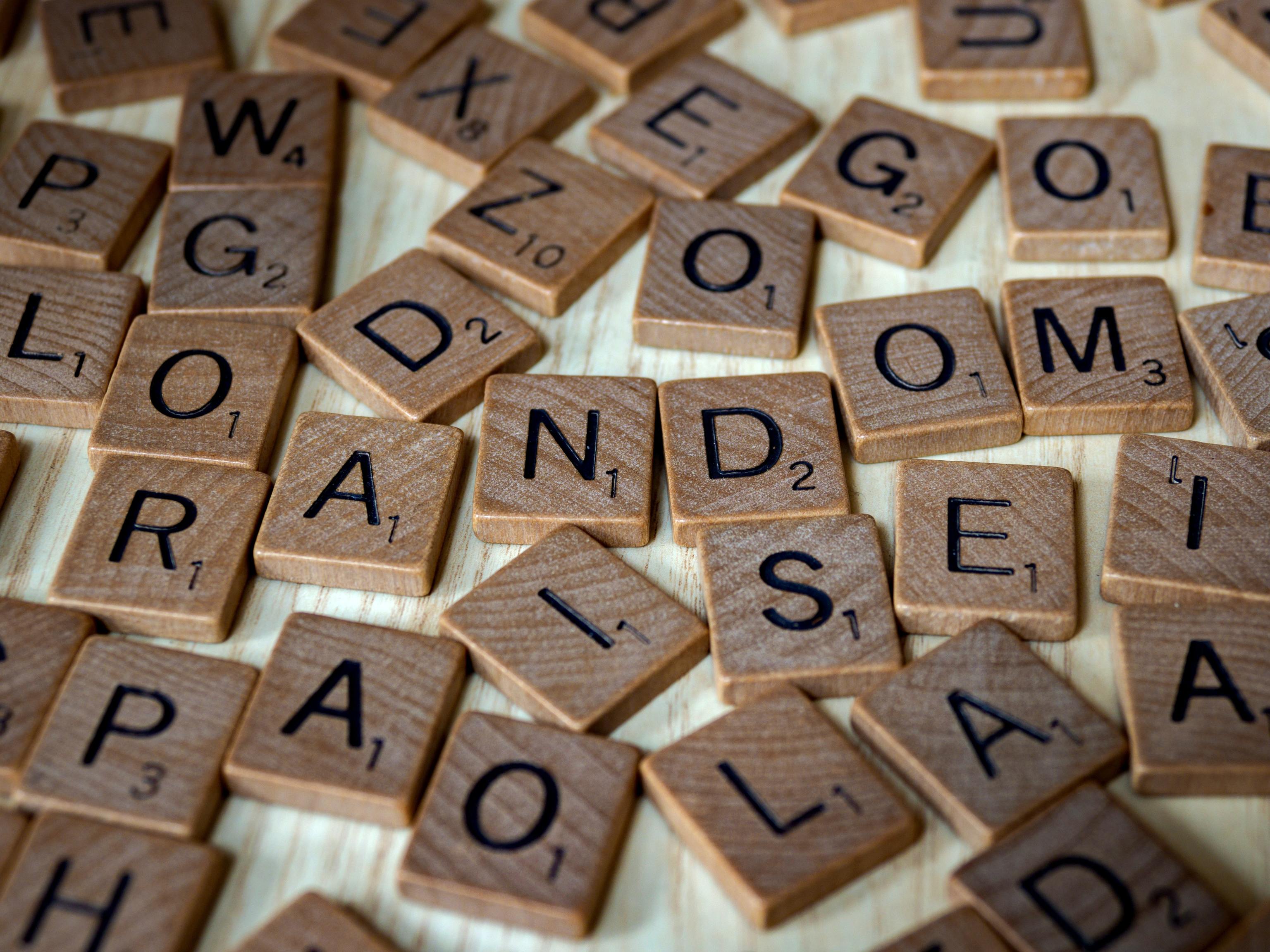Varias fichas de letras del juego Scrabble.