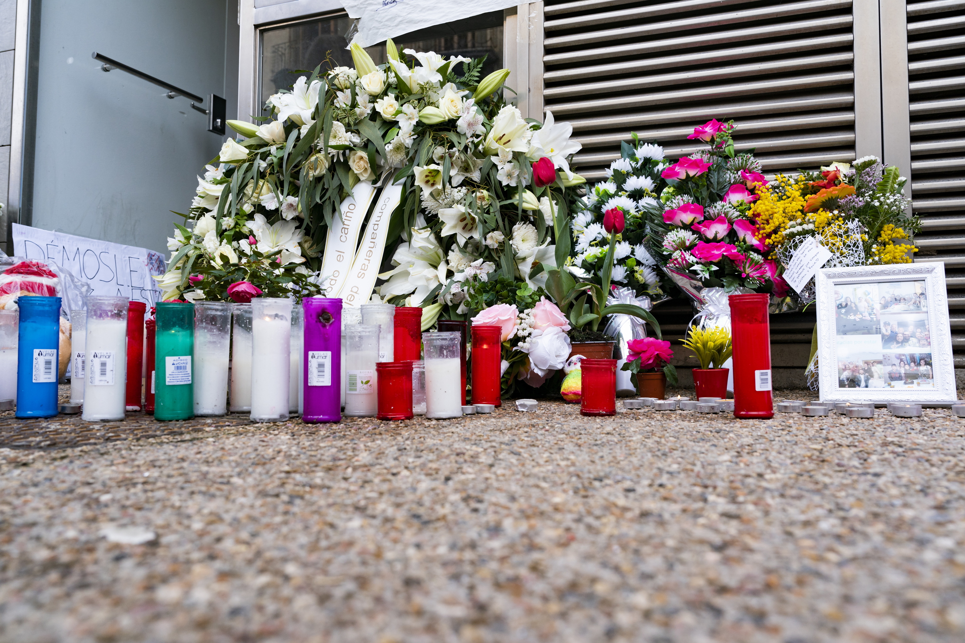 Velas, flores y pancartas en el domicilio de la menor de 12 aos que el pasado martes se suicid.