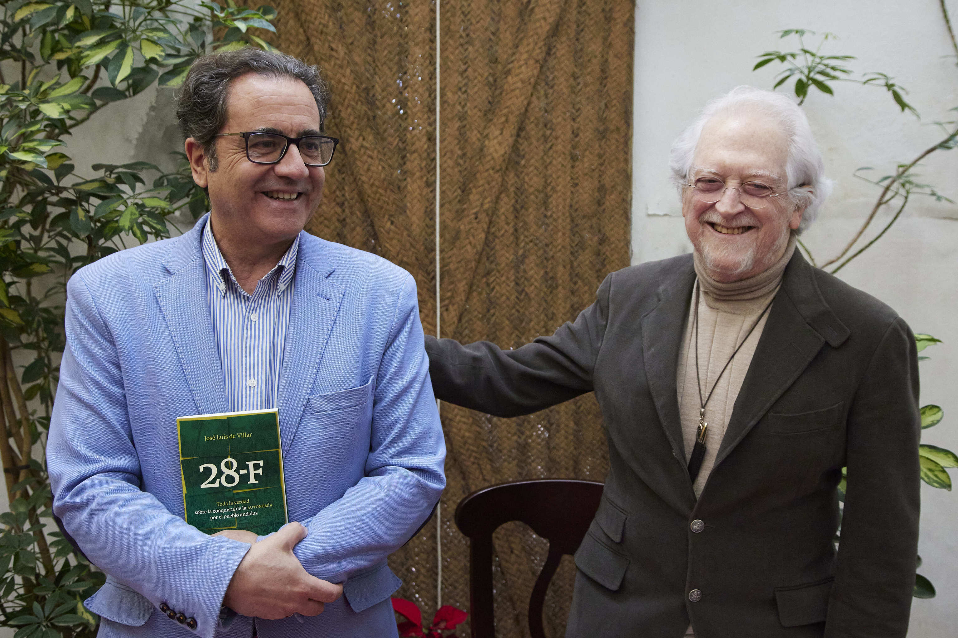 El historiador Jos Luis Villar posa con el libro junto al fundador del PA Alejandro Rojas-Marcos, durante la presentacin del libro "28-F. Toda la verdad sobre la conquista de la Autonoma por el pueblo andaluz".