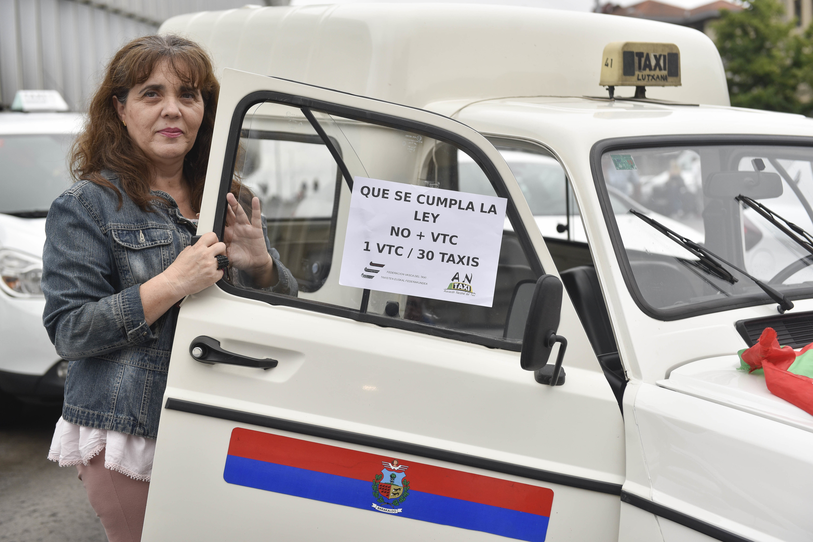 Una taxista participa en las primeras movilizaciones para restringir la presencia de vehculos de alquiler con conductor en Bizkaia.