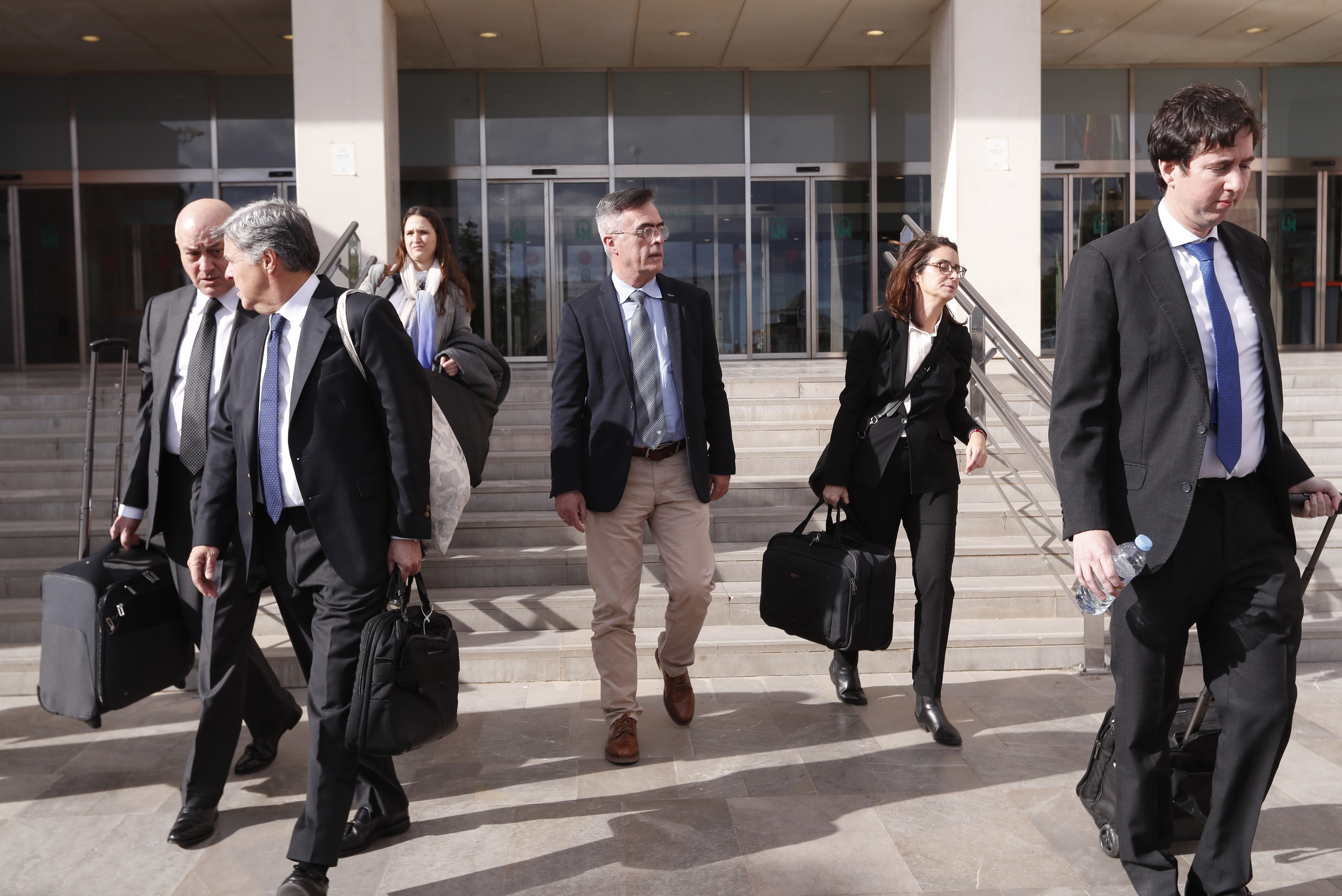 En el centro de la imagen, el ex alcalde Barrientos, saliendo de la sede judicial junto a varios abogados.
