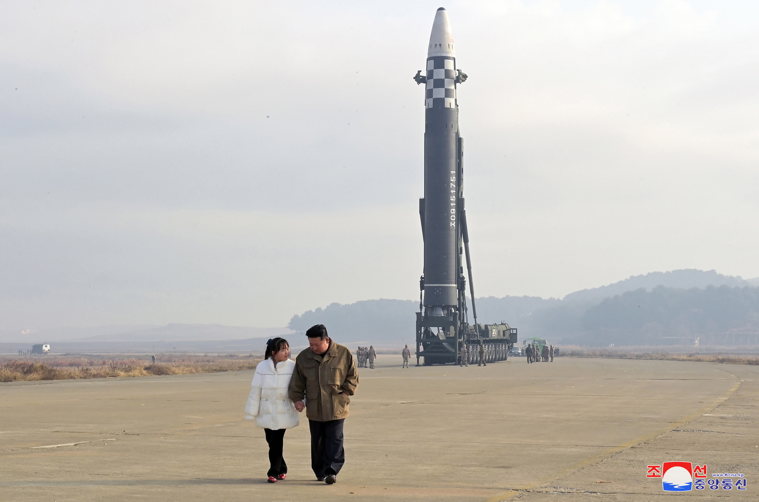 Kim Jon-un acompaando a su hija, frente al misil ms potente de Corea del Norte