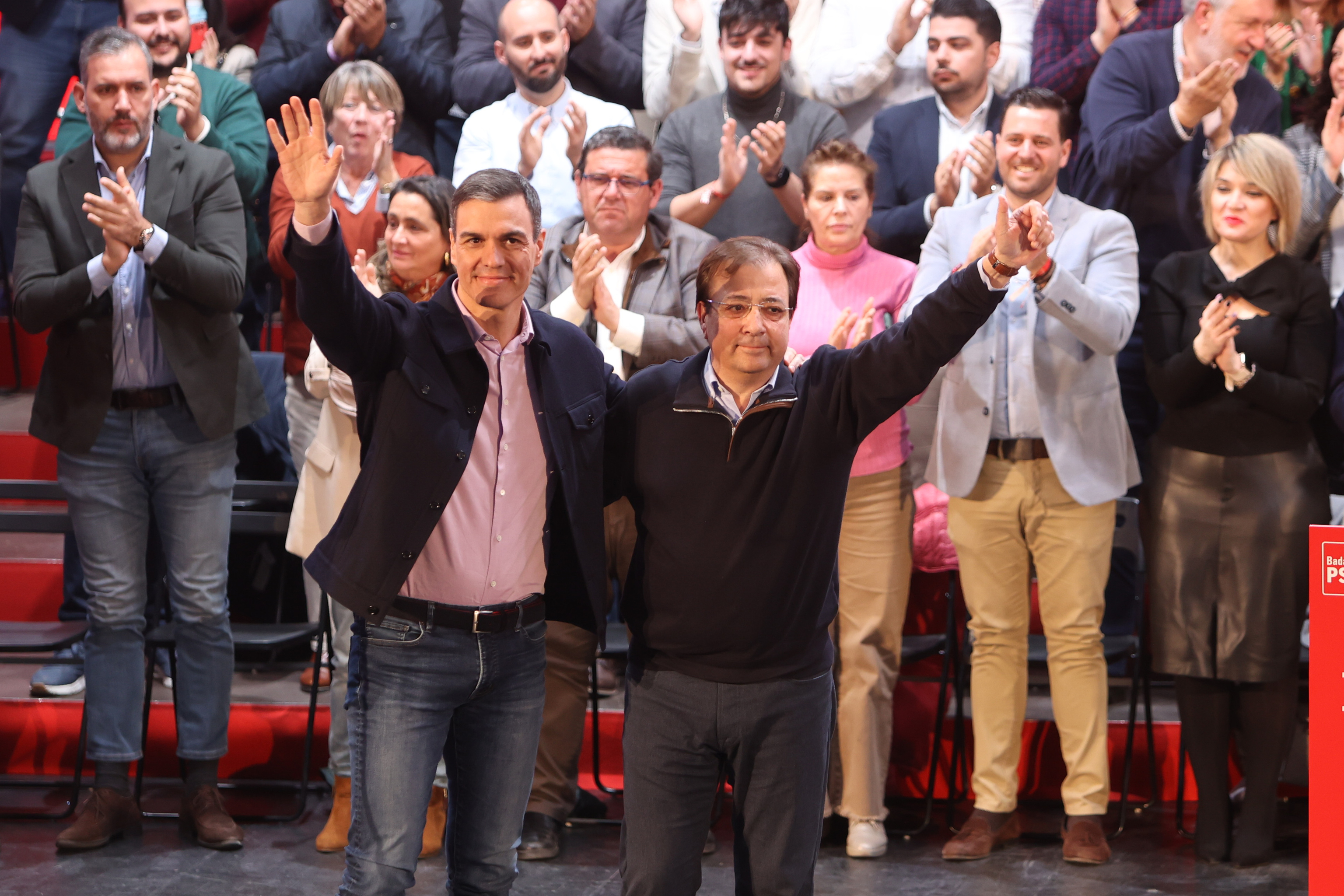 Pedro Snchez y Guillermo Fernndez Vara, el viernes, en un acto del PSOE en Badajoz.
