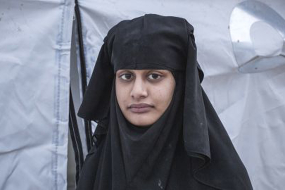 Shamima Begum antes de sustituir el burka negro asociado al califato de ISIS por camisetas, vaqueros, gafas de sol y la ocasional