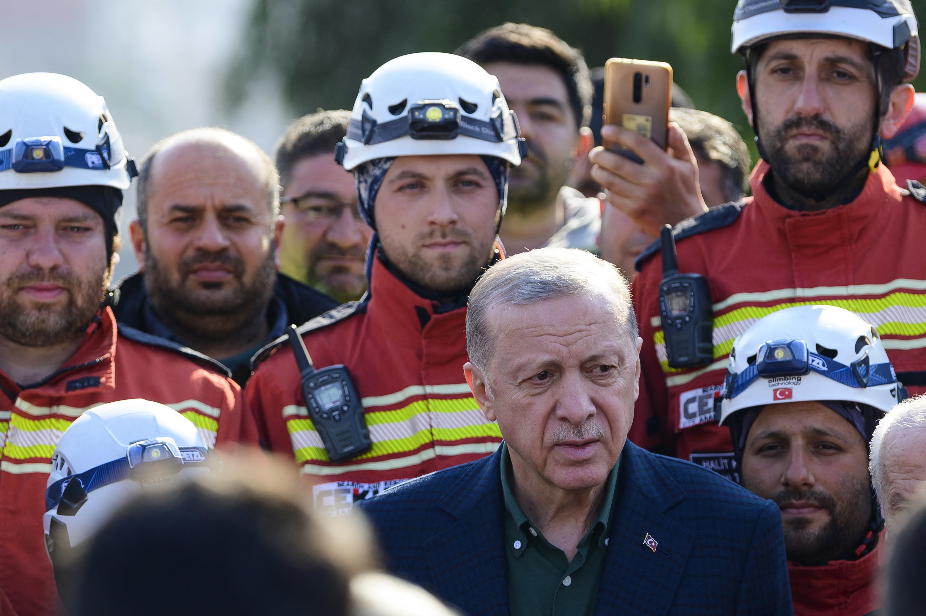 El presidente Recep Tayyip Erdogan junto a equipos de rescate.