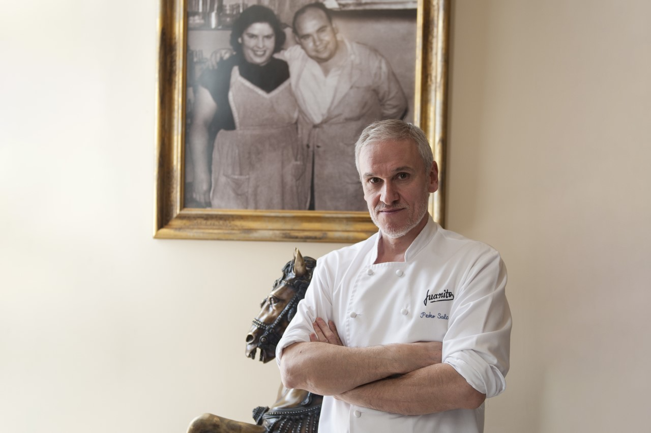 Pedro Salcedo, chef del restaurante Juanito de Baeza. Sus padres, Juanito y Luisa, aparecen en la fotografa del fondo.
