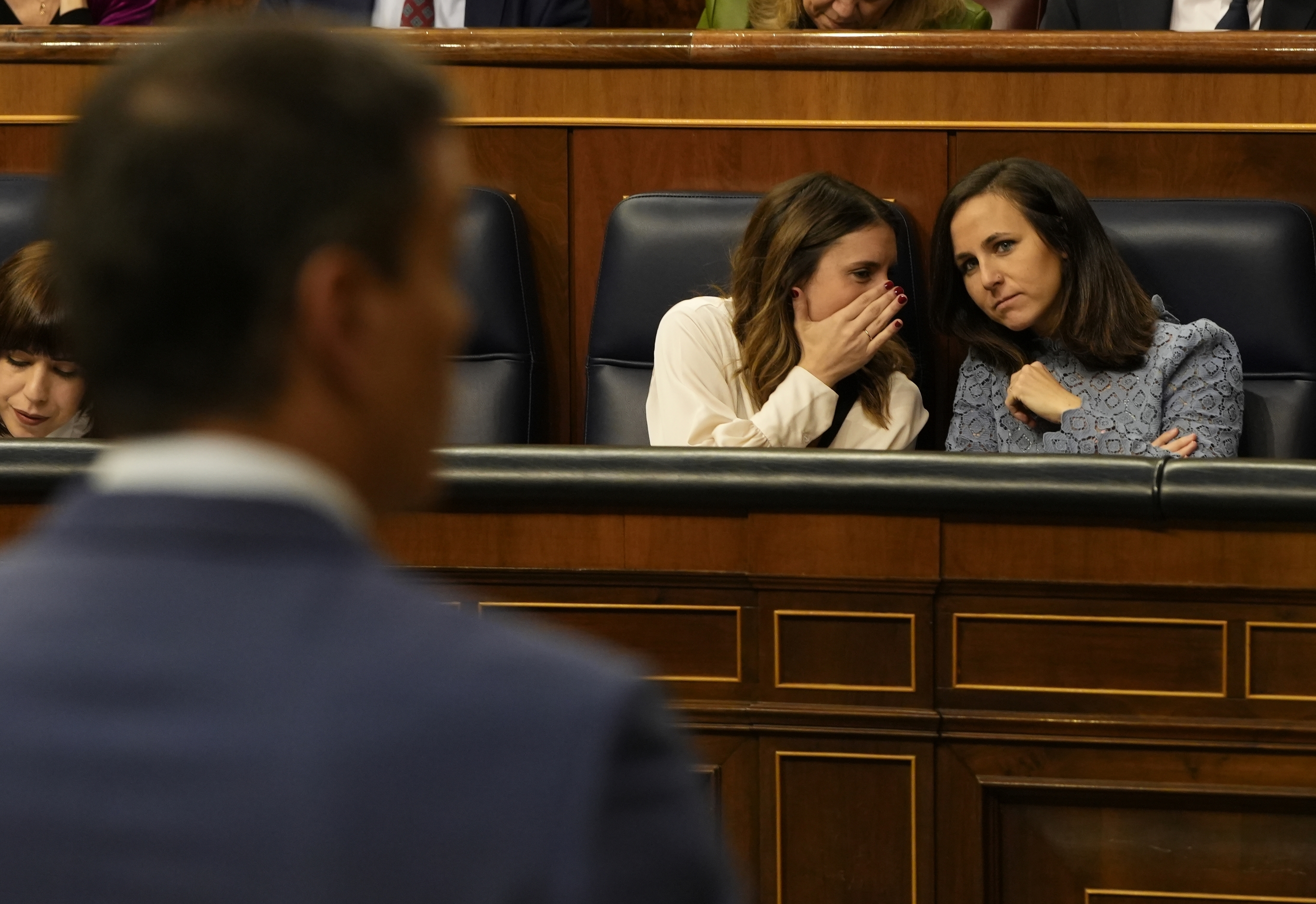 Las ministras Irene Montero y Ione Belarra, ante Pedro Sánchez (de espaldas) en el Congreso.