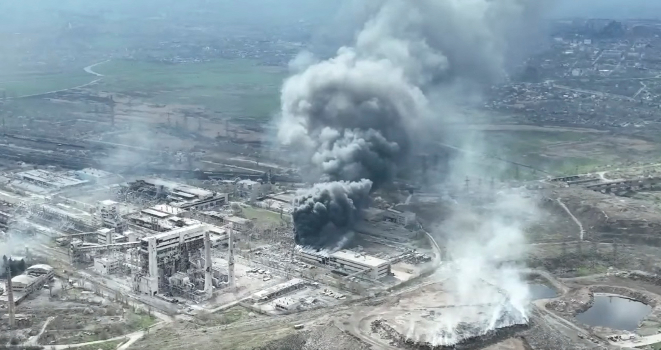 Explosin en la central de acero Azovstal en Mariupol, en abril de 2022.