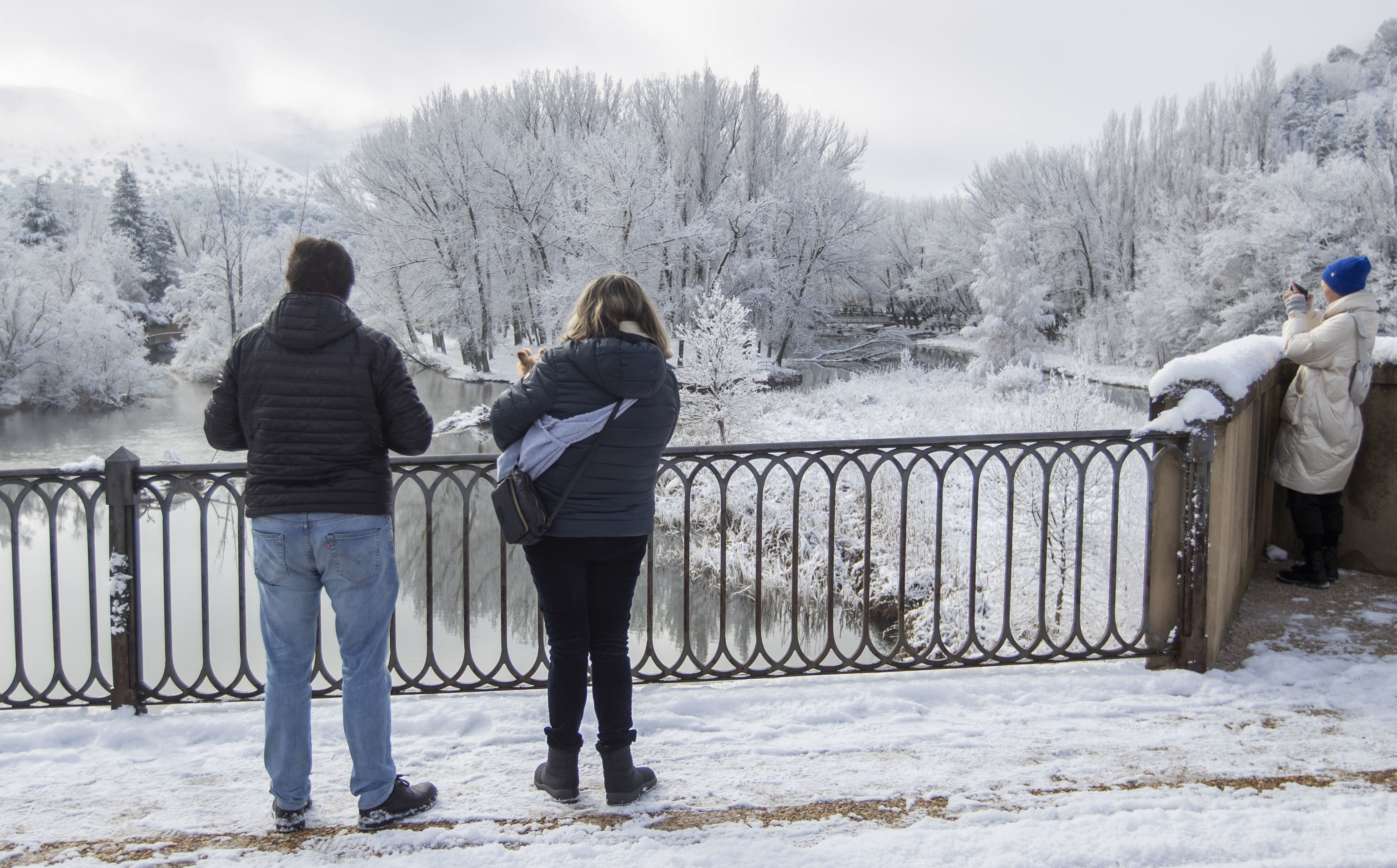 Turistas hacen fotos al río Duero