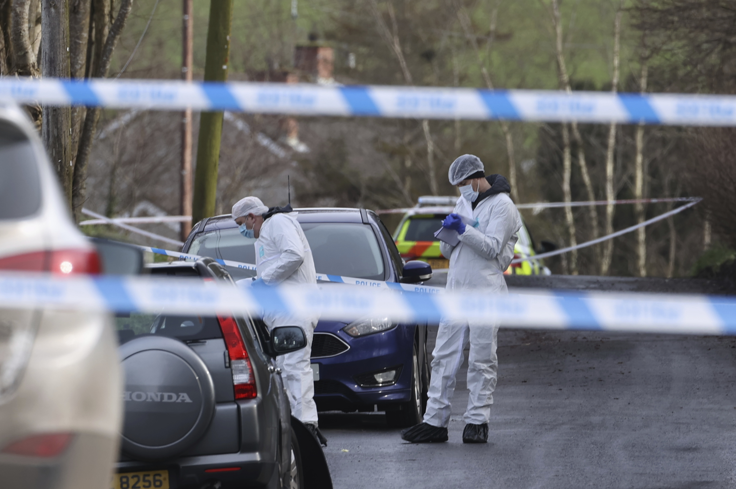 Forenses examinan el lugar del tiroteo, en Omagh.