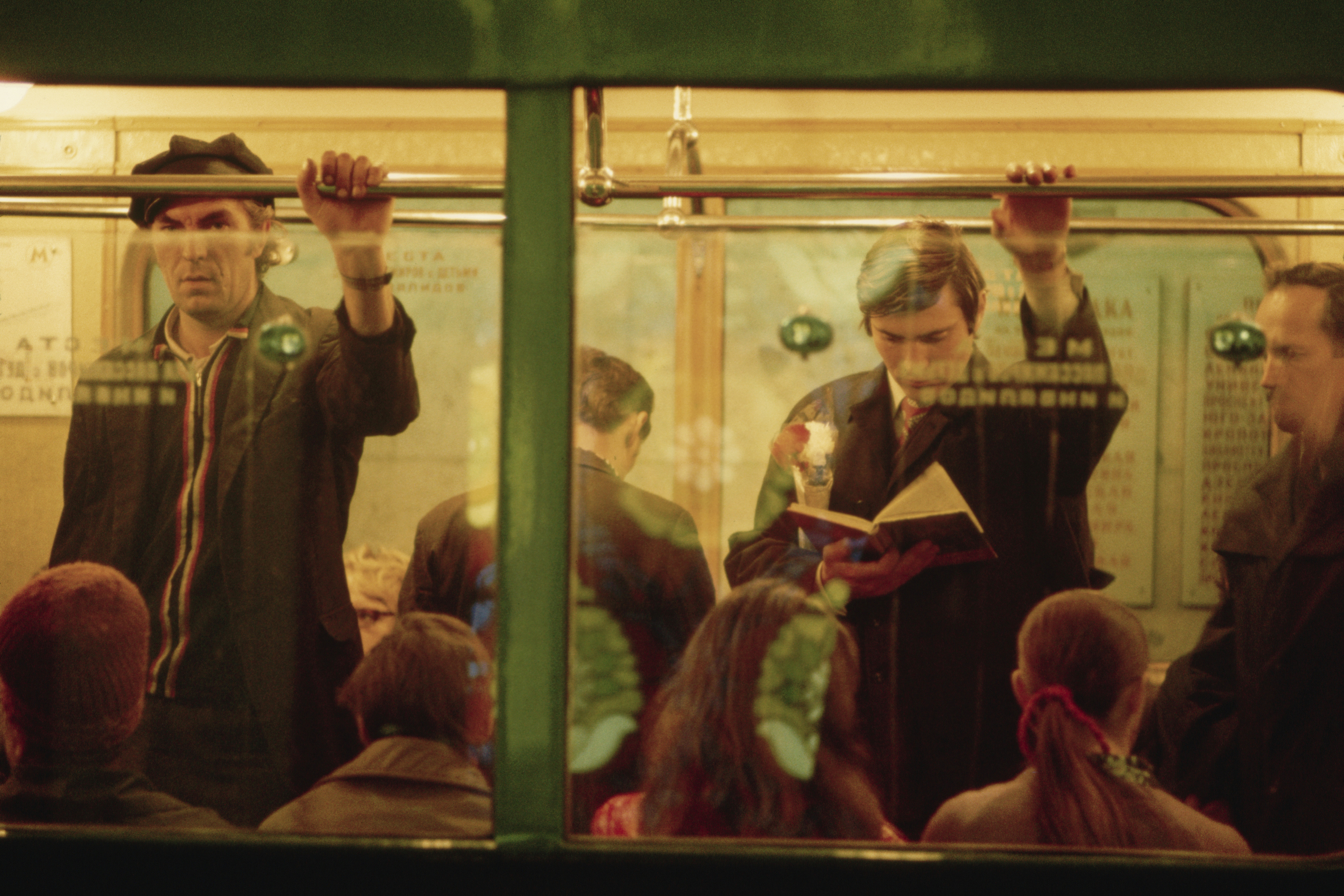 Pasajeros en el metro de Moscú, en enero de 1975.