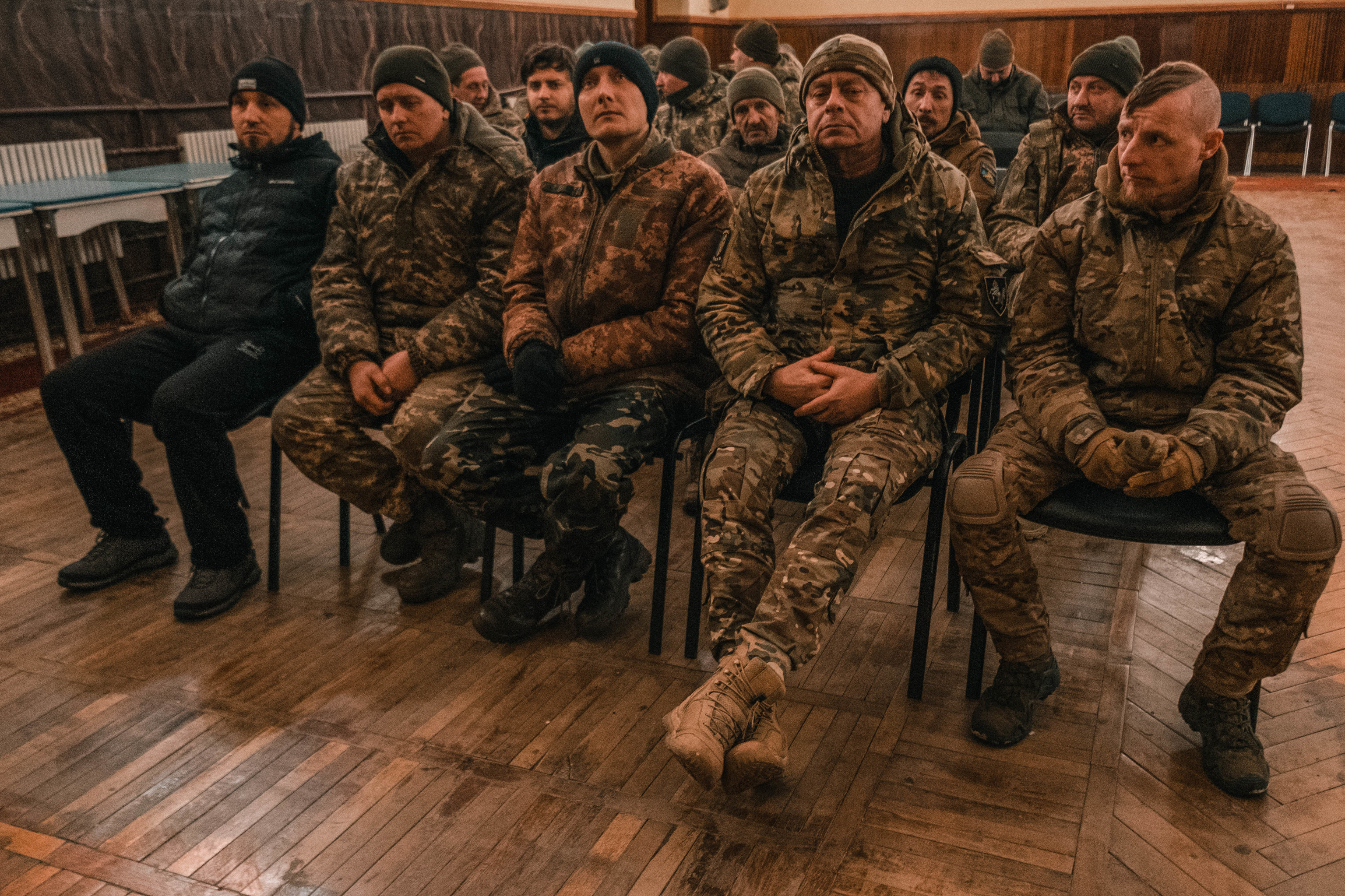 Soldados ucranianos recién llegados al programa de terapia psicológica en Járkiv.