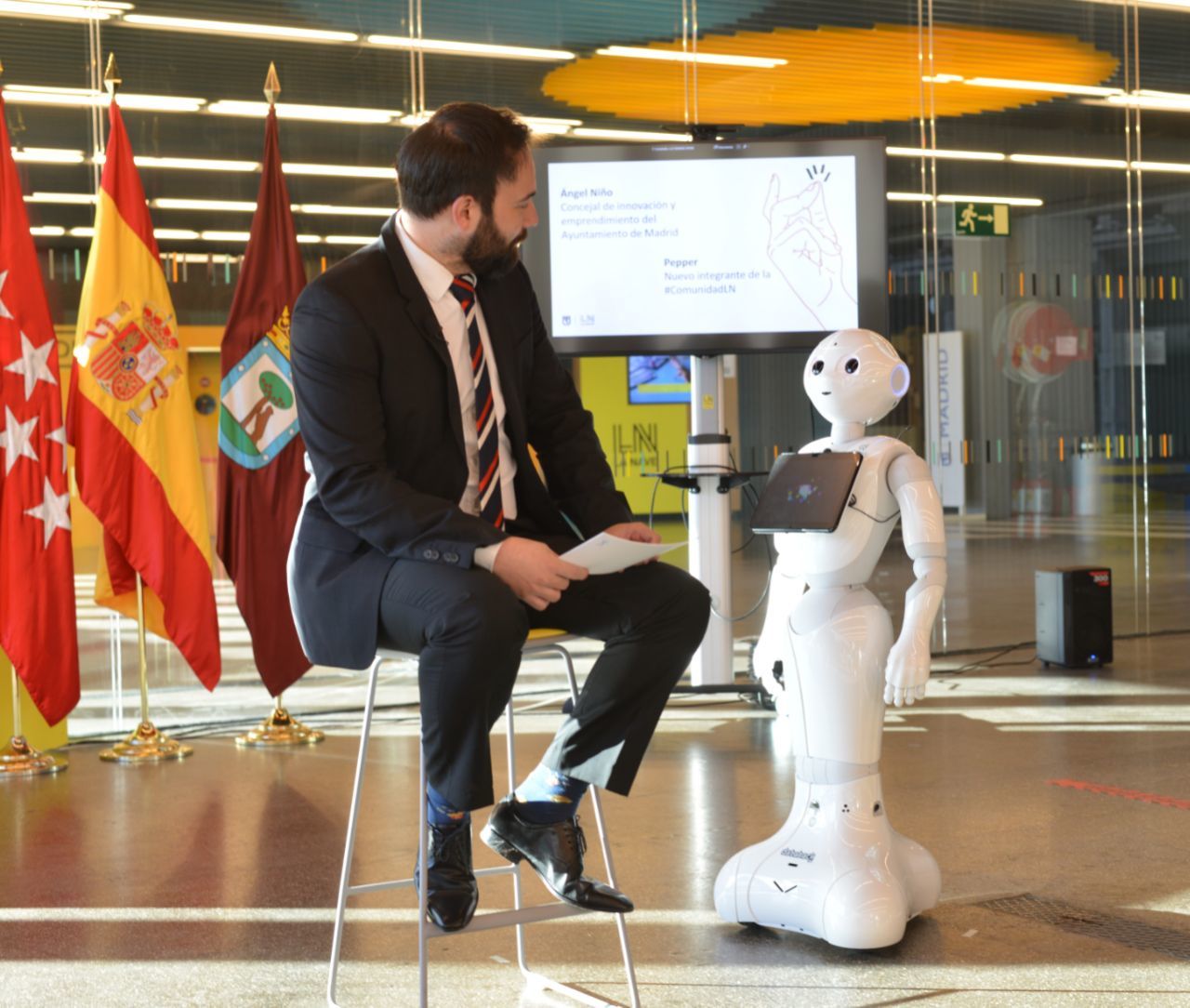 El concejal Ángel Niño junto a un robot.