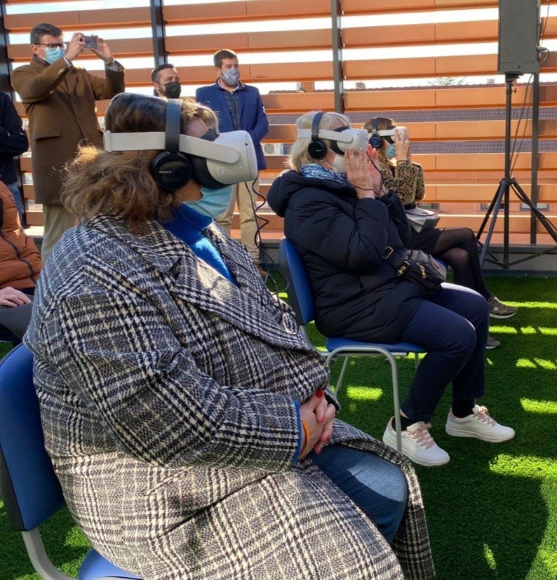 Madrileños probando la Realidad Virtual.