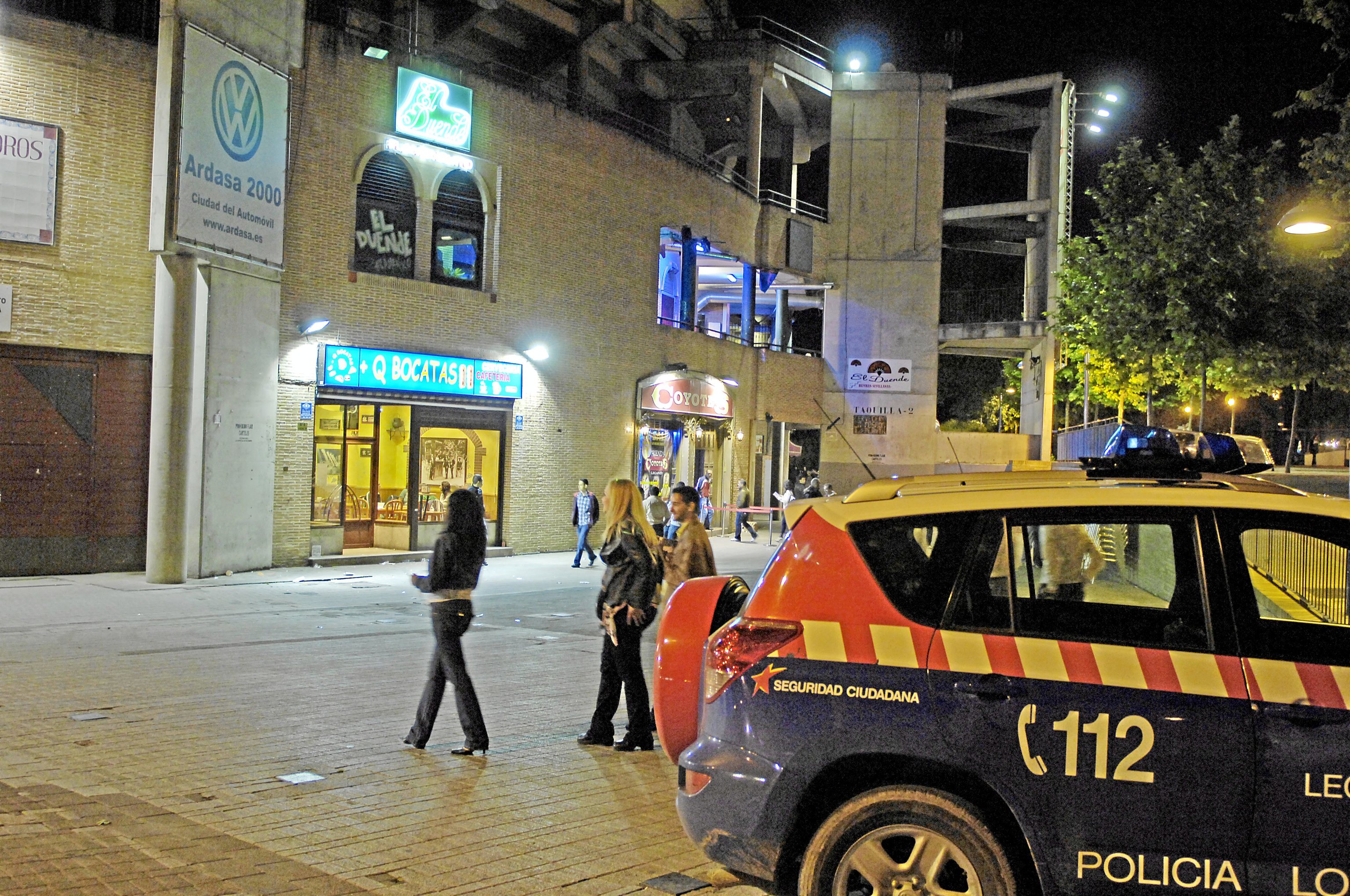 Un coche de la Polica Municipal en las inmediaciones de La Cubierta de Legans.