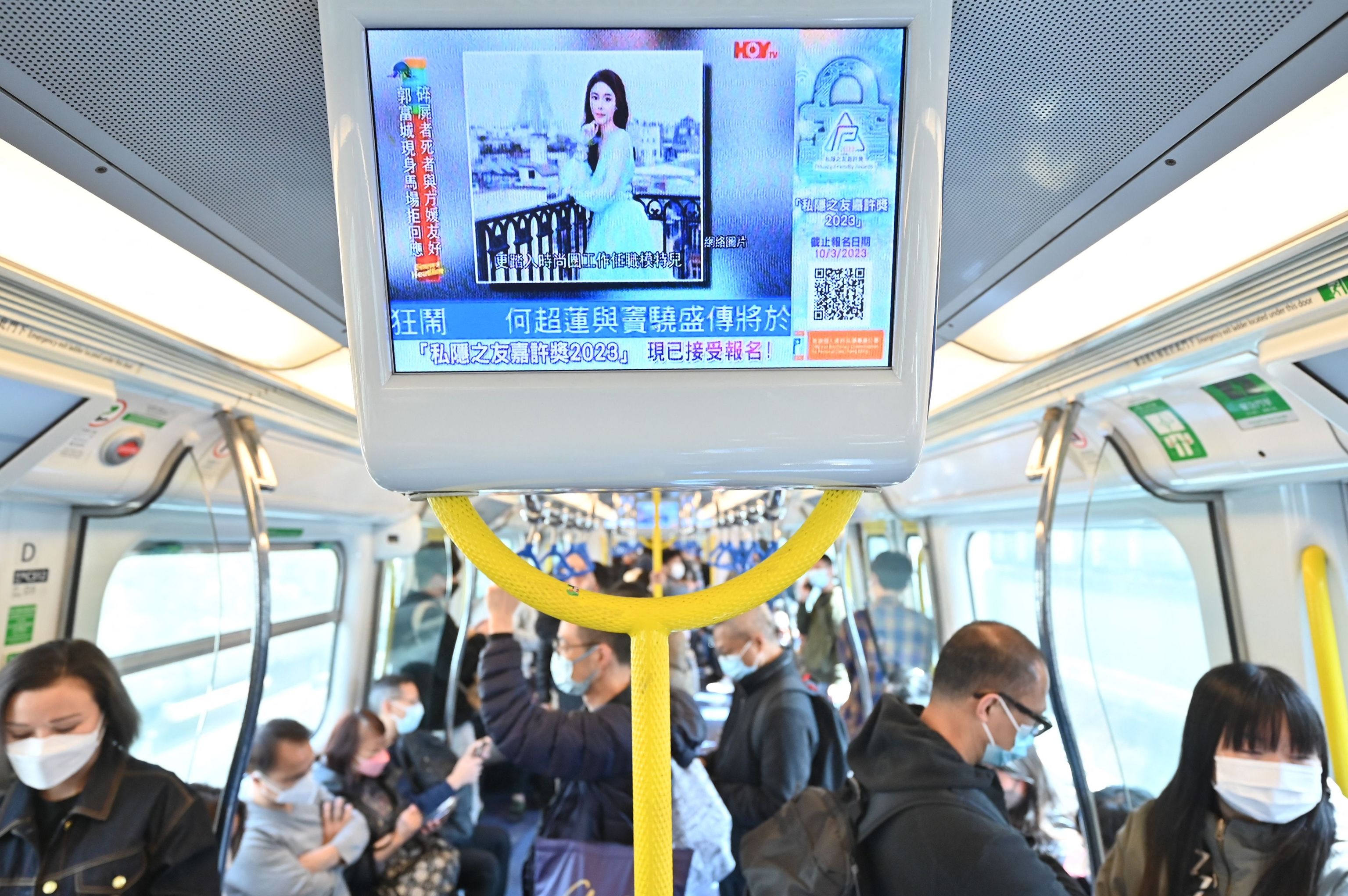 Las televisiones del metro de Hong Kong y la noticia del asesinato.