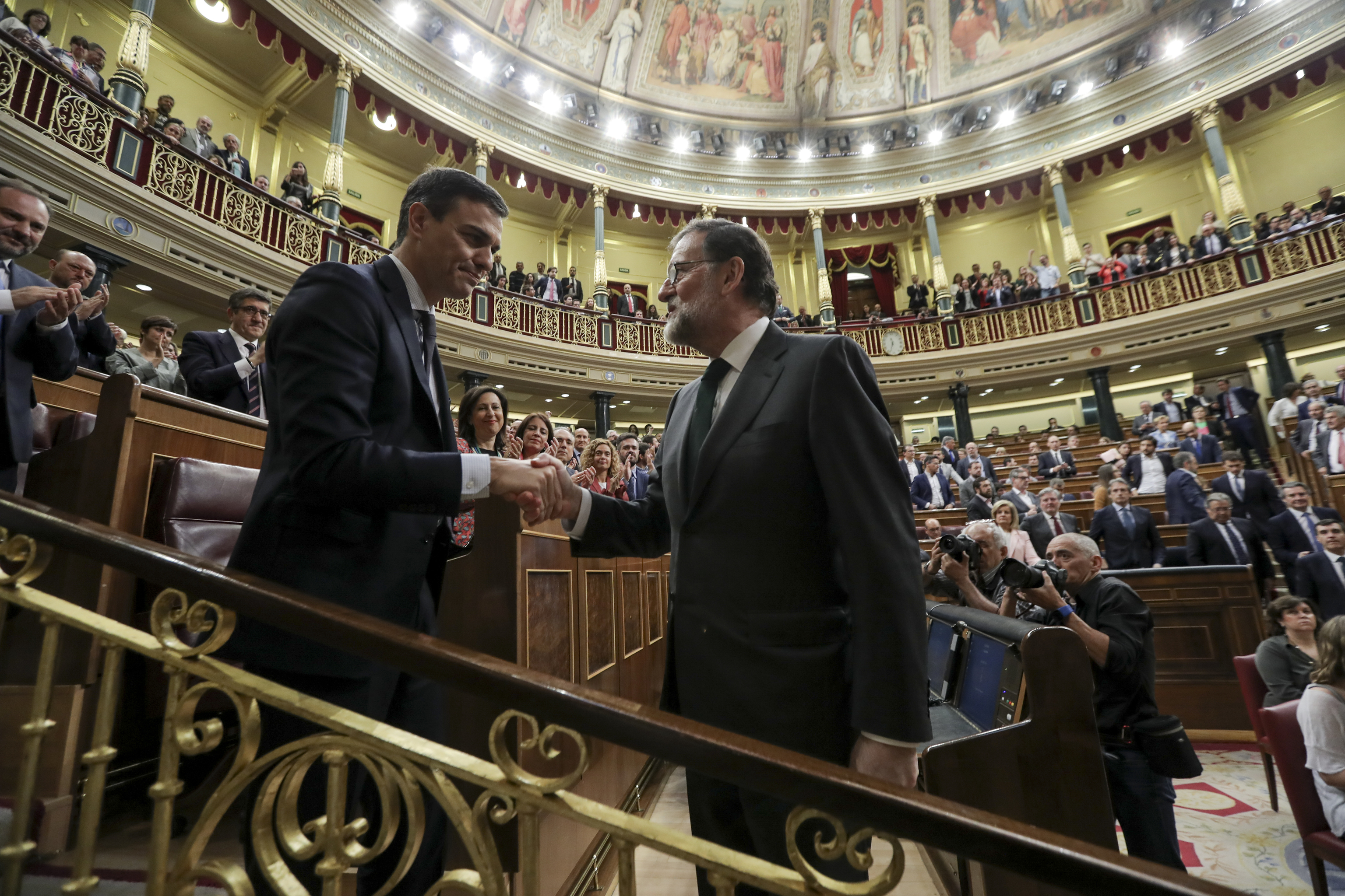 Mariano Rajoy saluda a Pedro Snchez tras perder la mocin de censura planteada por el PSOE en 2008, la nica que hasta la fecha ha salido adelante..