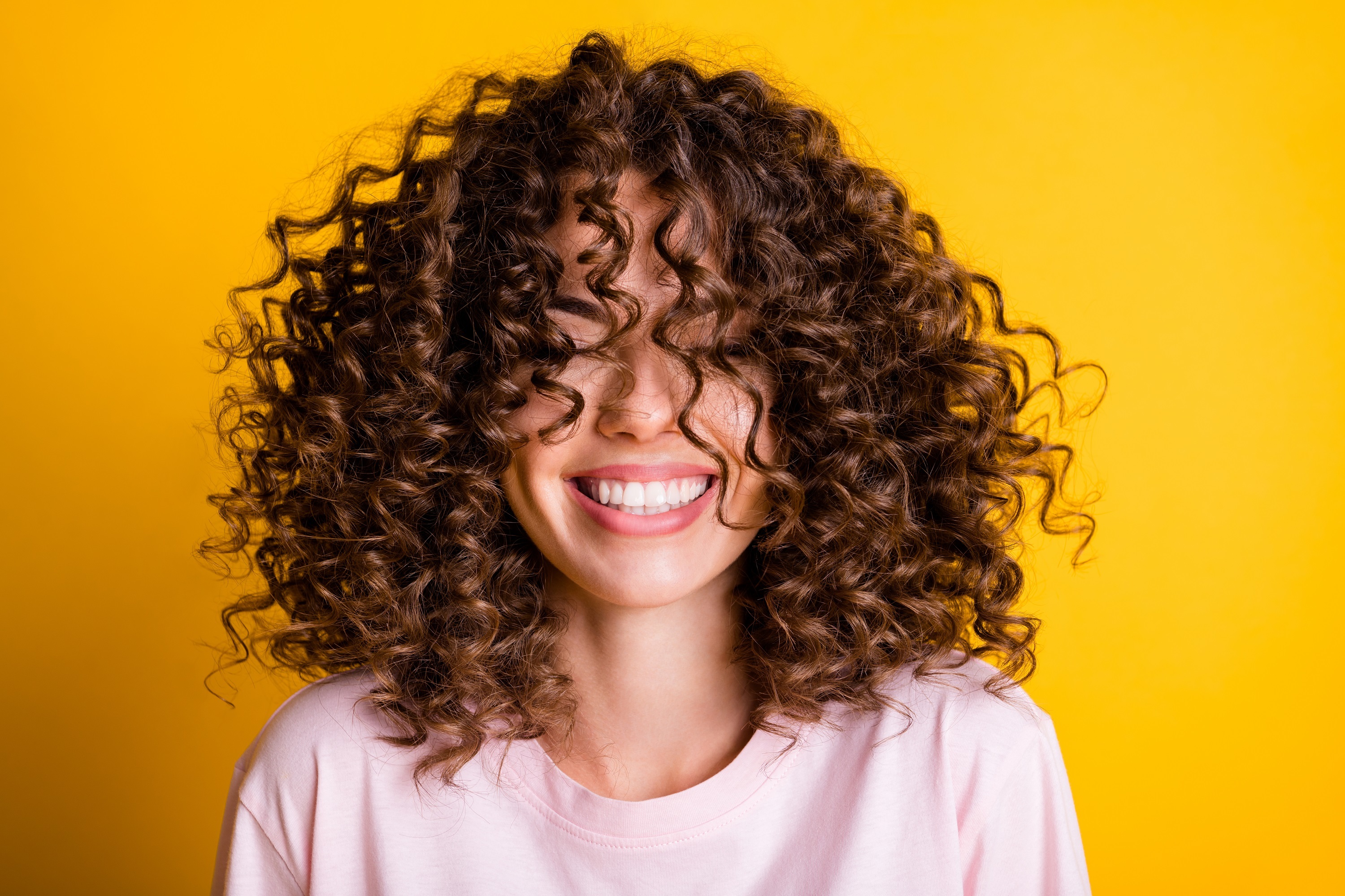 Cómo cuidar el PELO RIZADO con el Curly Girl Method - Revista Coiffure