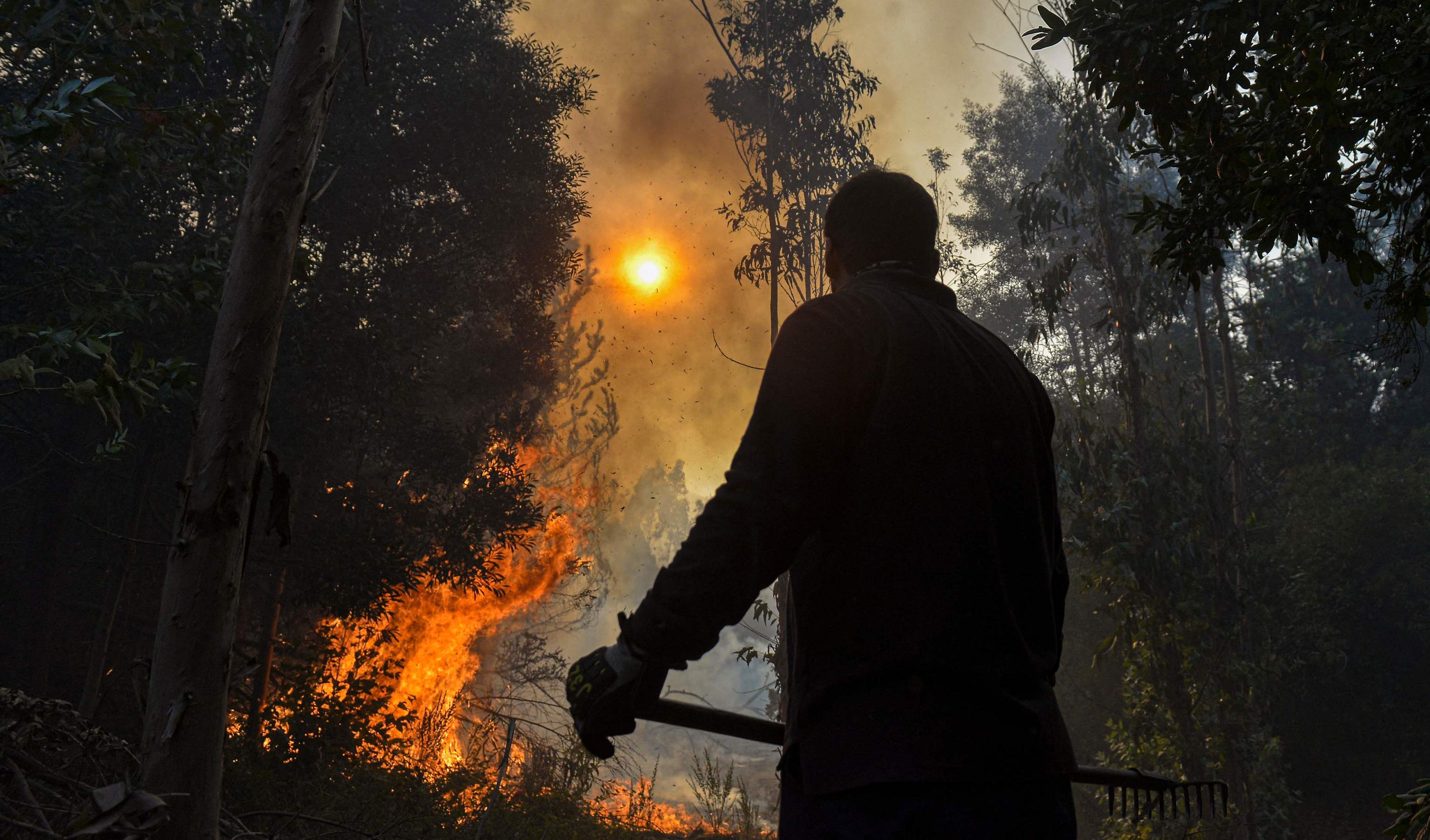 Un voluntario ayuda en la extinción de los incendios en El Patagual, Chile.