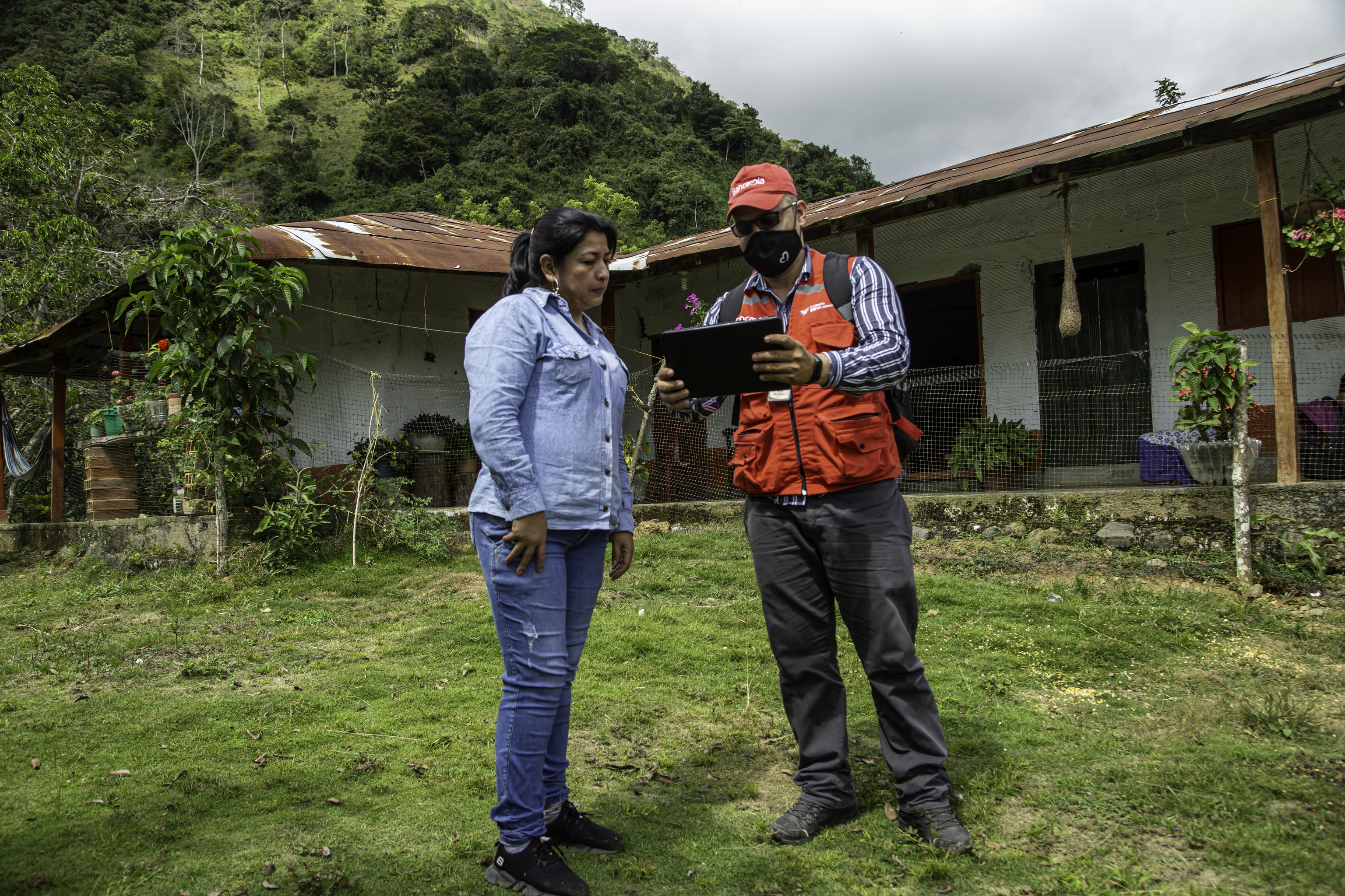 Luz Nelsy Rodrguez, agricultora colombiana, con un asesor de FMBBVA.