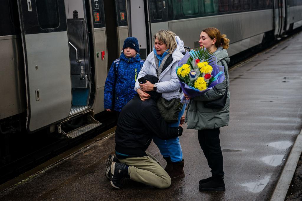 Un hombre ucraniano da la bienvenida a su familia a su llegada la estacin de tren de Kramatorsk