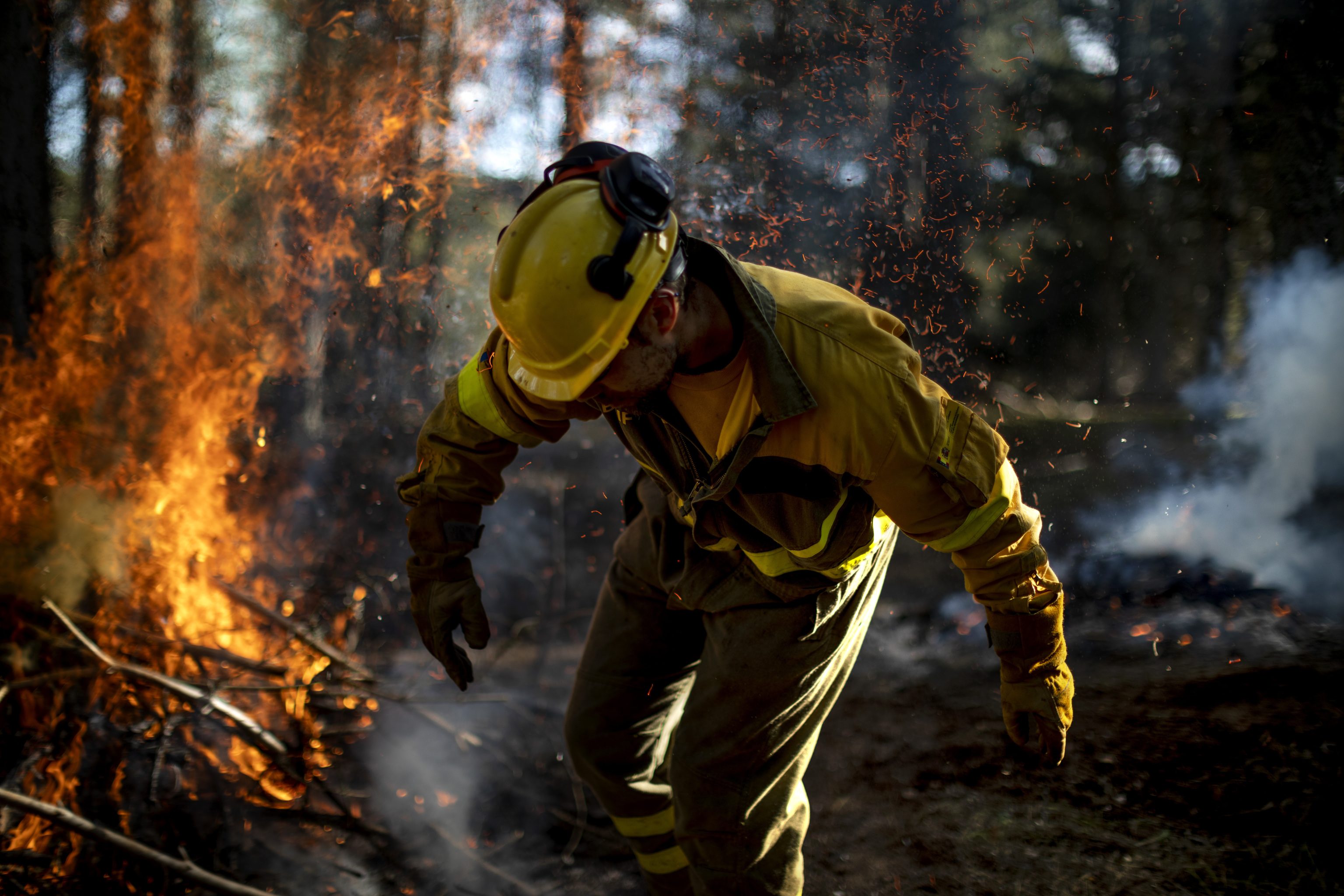 Las condiciones precarias de quienes luchan contra los incendios en invierno: «Esto en verano es un polvorín»