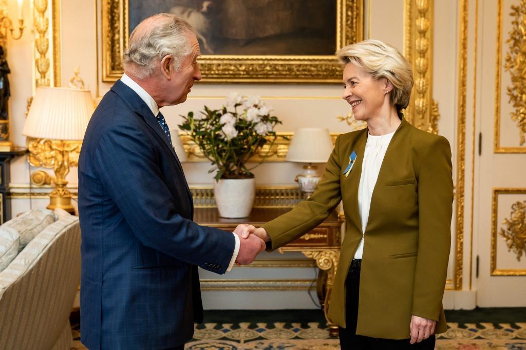 El rey Carlos III saludó a Ursula von der Leyen, este lunes, en el Palacio de Windsor.