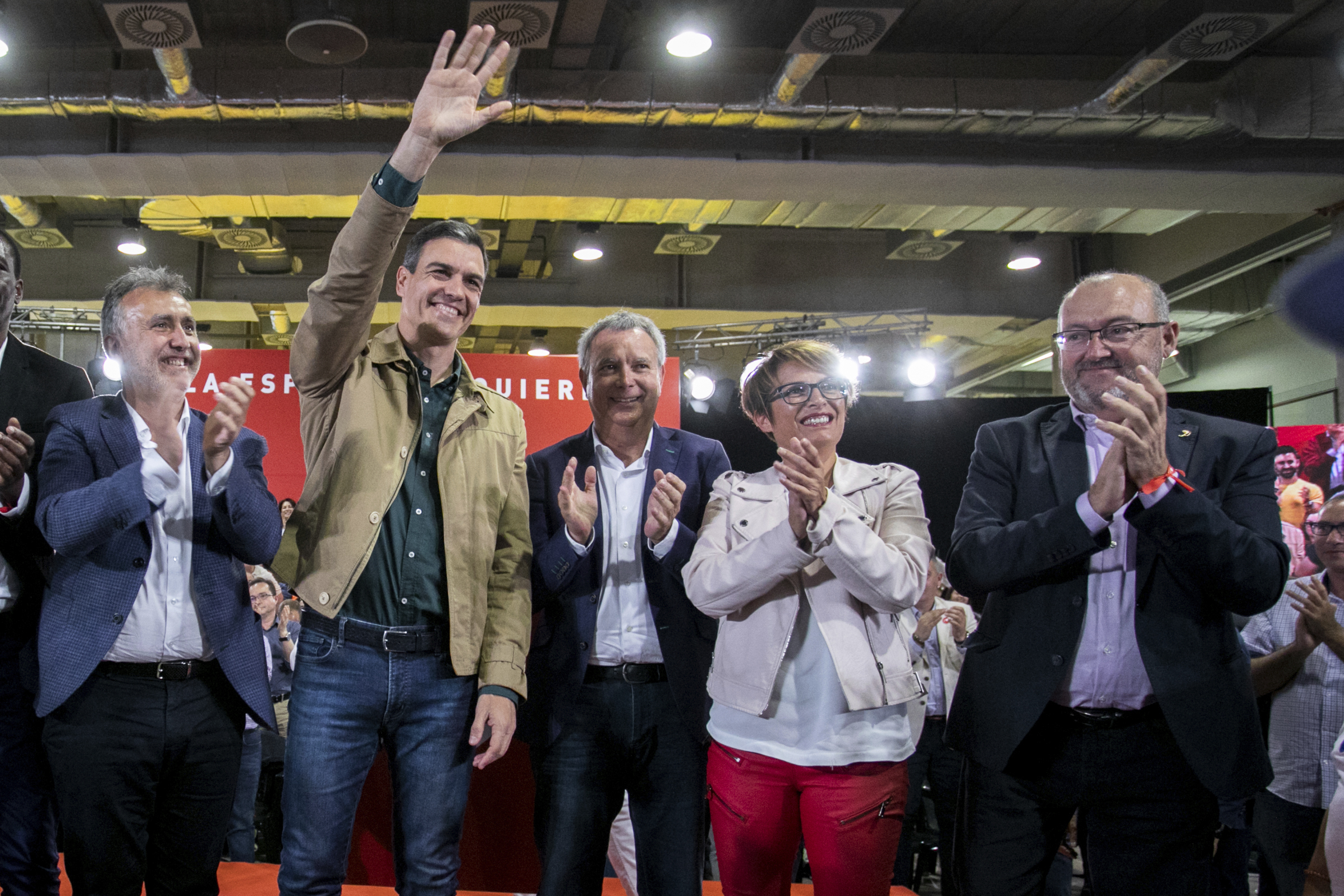 Juan Bernardo Fuentes Curbelo, a la derecha, con Pedro Sánchez en un acto del PSOE celebrado en Las Palmas en 2019.